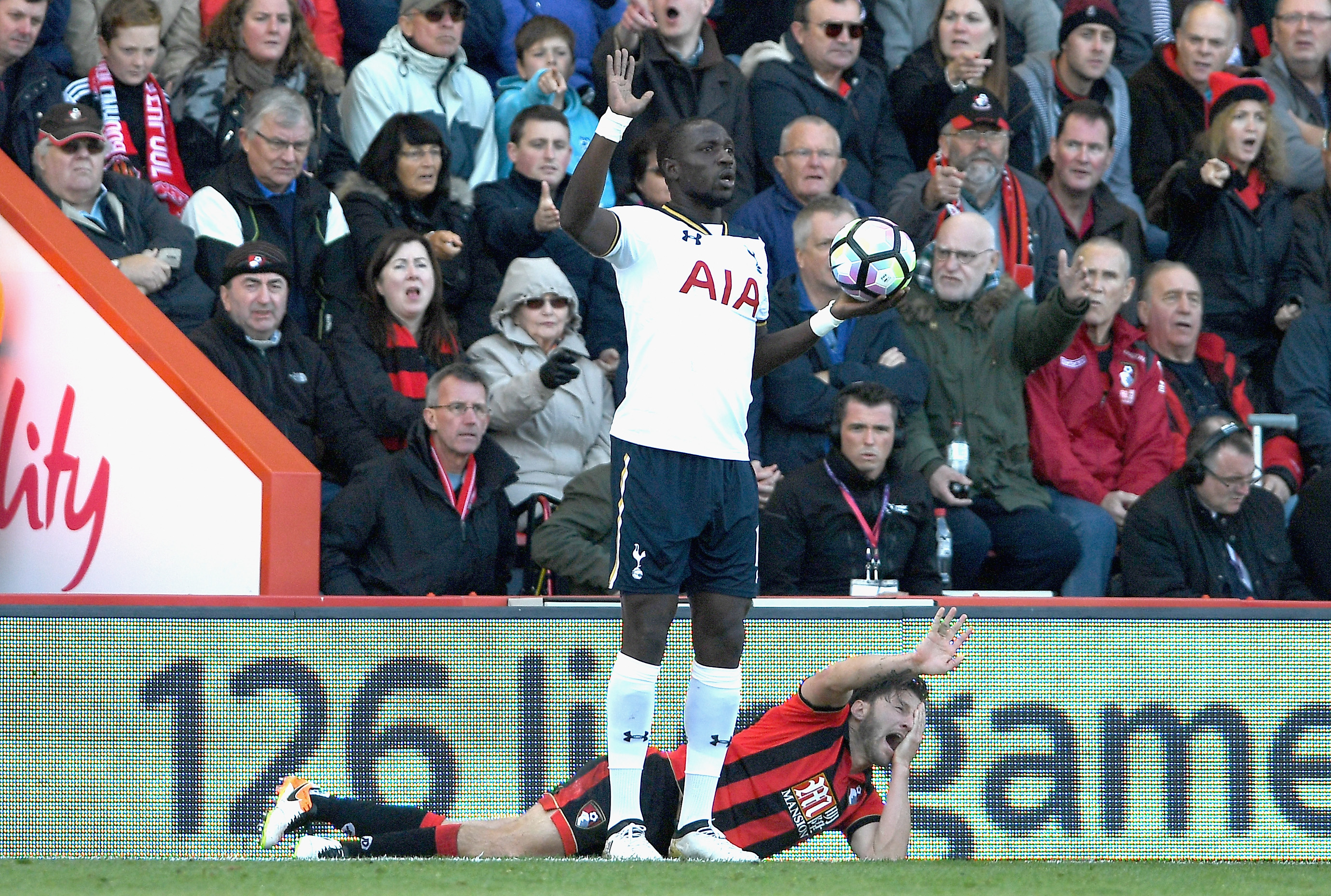 BOURNEMOUTH, ENGLAND - OCTOBER 22:  Harry Arter of AFC Bournemouth (R) reacts to being elbowed by Moussa Sissoko of Tottenham Hotspur (L) during the Premier League match between AFC Bournemouth and Tottenham Hotspur at Vitality Stadium on October 22, 2016 in Bournemouth, England.  (Photo by Mike Hewitt/Getty Images)