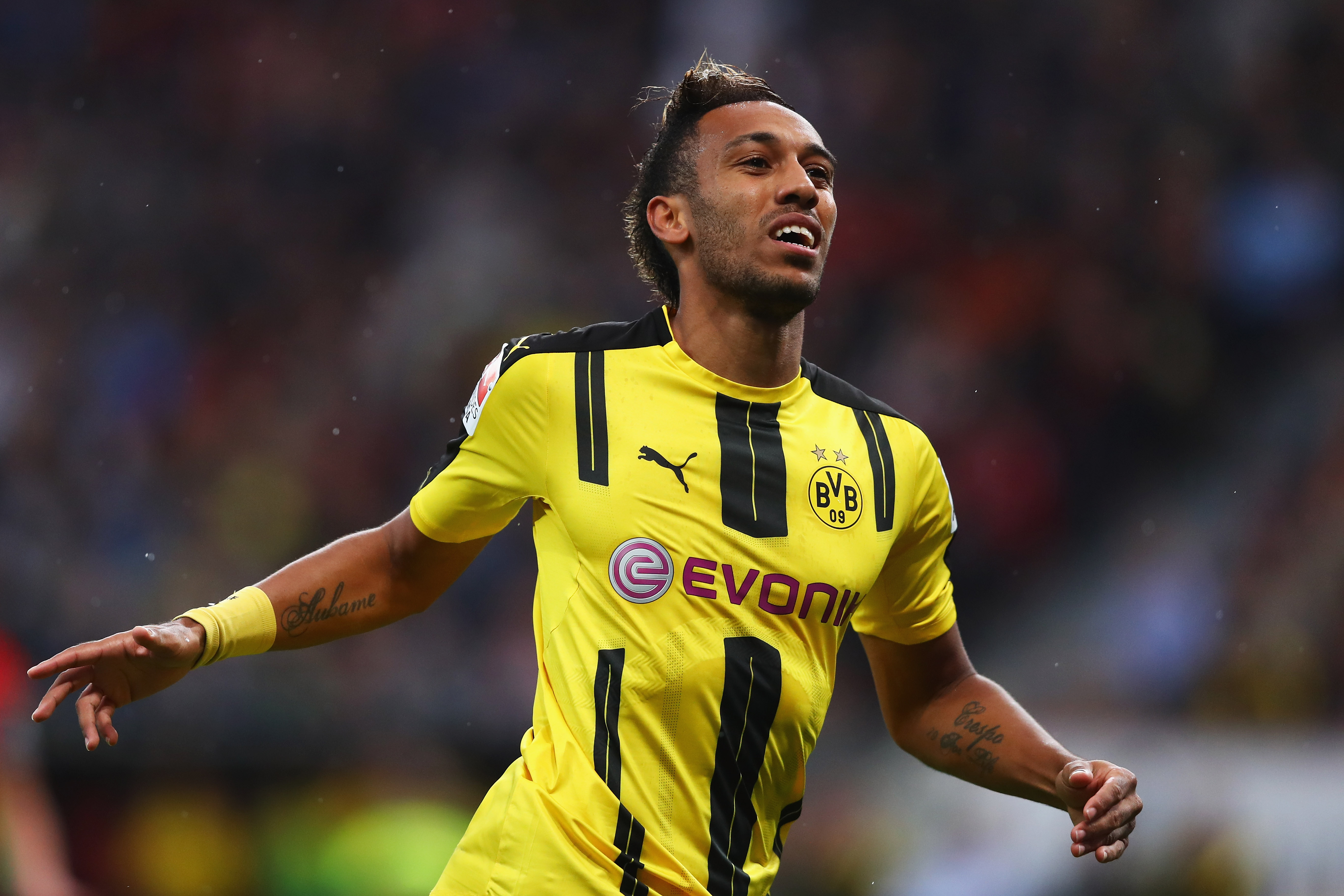 LEVERKUSEN, GERMANY - OCTOBER 01:  Pierre-Emerick Aubameyang of Borussia Dortmund reacts after a missed chance on goal during the Bundesliga match between Bayer 04 Leverkusen and Borussia Dortmund at BayArena on October 1, 2016 in Leverkusen, Germany.  (Photo by Dean Mouhtaropoulos/Bongarts/Getty Images)