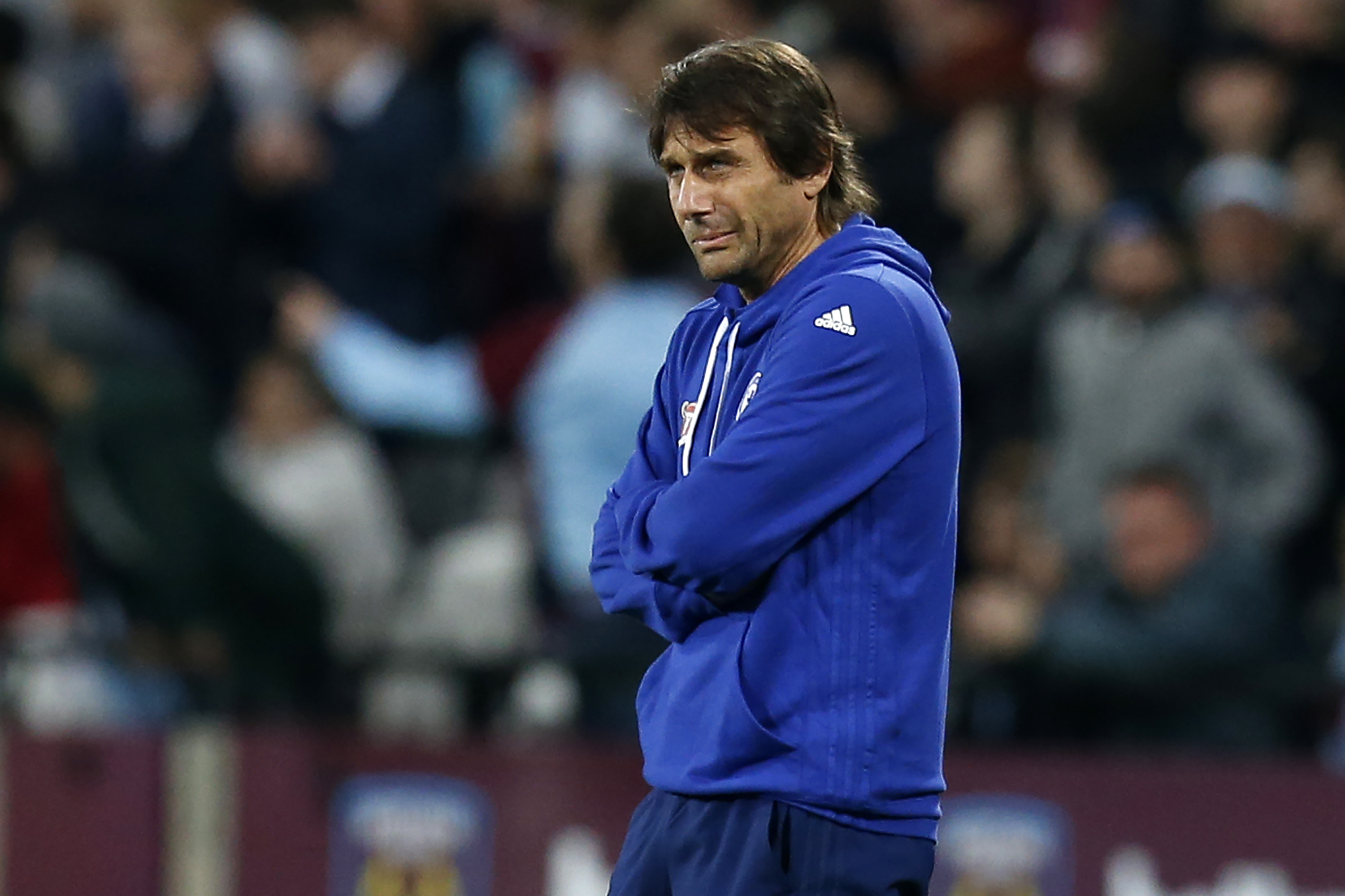 Chelsea's Italian head coach Antonio Conte gestures on the touchline during the EFL (English Football League) Cup fourth round match between West Ham United and Chelsea at The London Stadium in east London on October 26, 2016. / AFP / Ian KINGTON / RESTRICTED TO EDITORIAL USE. No use with unauthorized audio, video, data, fixture lists, club/league logos or 'live' services. Online in-match use limited to 75 images, no video emulation. No use in betting, games or single club/league/player publications.  /         (Photo credit should read IAN KINGTON/AFP/Getty Images)