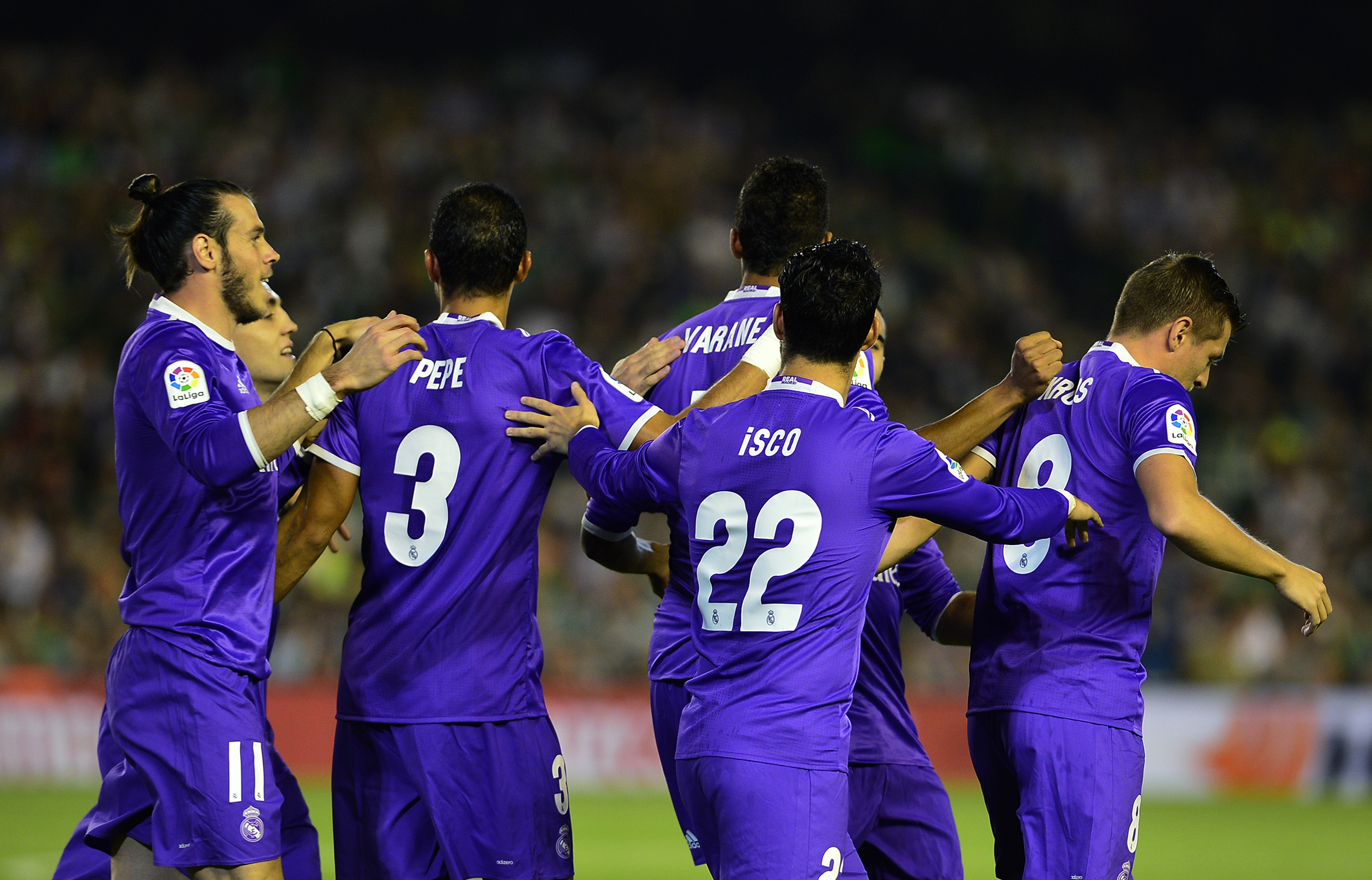 Real Madrid players celebrate their opener during the Spanish league football match Real Betis vs Real Madrid CF at the Benito Villamarin stadium in Sevilla on October 15, 2016. / AFP / CRISTINA QUICLER        (Photo credit should read CRISTINA QUICLER/AFP/Getty Images)