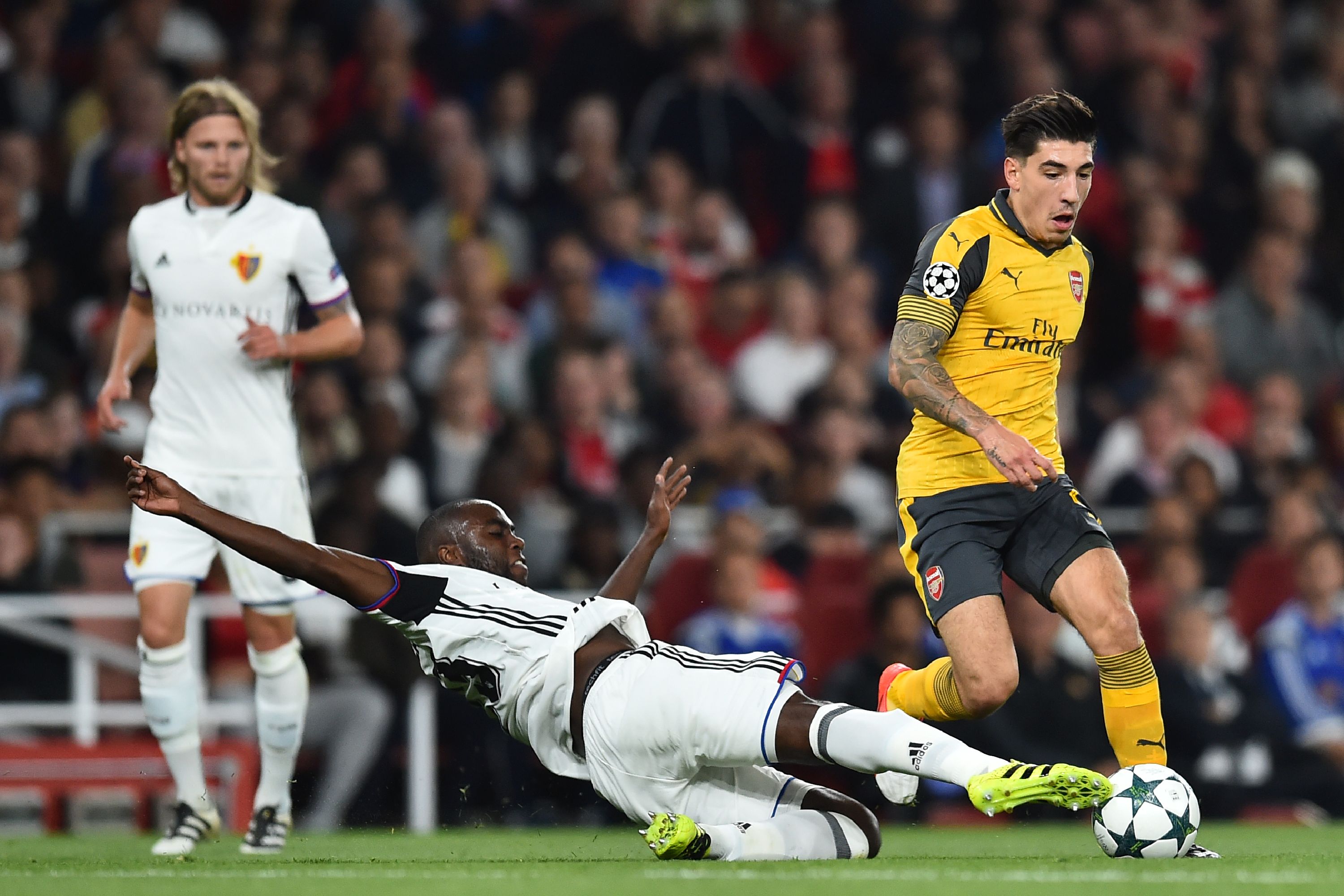 Arsenal's Spanish defender Hector Bellerin (R) is tackled by Basel's Colombian defender Eder Balanta during the UEFA Champions League Group A football match between Arsenal and FC Basel at The Emirates Stadium in London on September 28, 2016. / AFP / IKIMAGES / Glyn KIRK        (Photo credit should read GLYN KIRK/AFP/Getty Images)