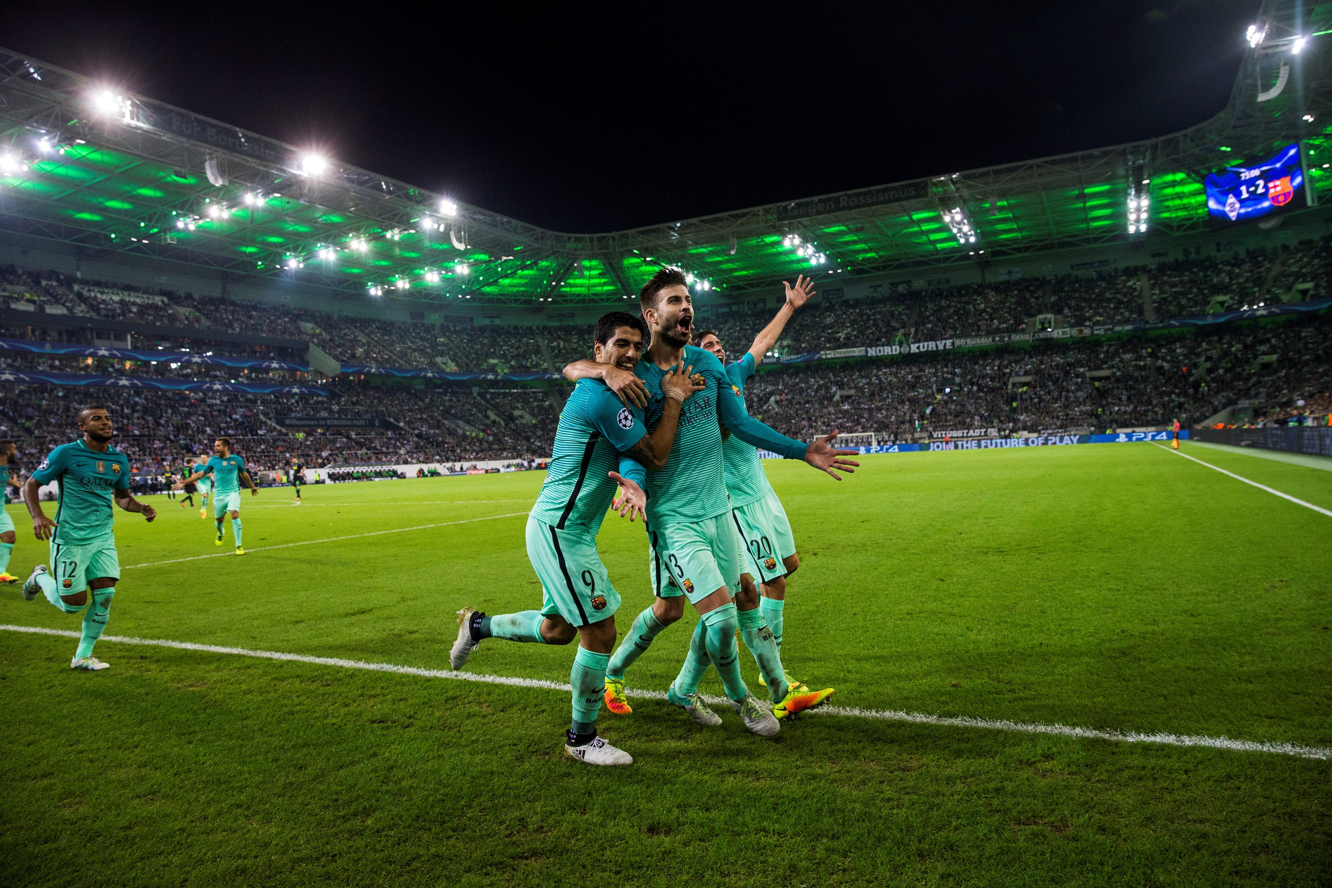 Barcelona's defender Gerard Pique (C) celebrates scoring his side's second goal with team mates Barcelona's Uruguayan forward Luis Suarez (L) and Barcelona's defender Sergi Roberto (R) during the UEFA Champions League first-leg group C football match between Borussia Moenchengladbach and FC Barcelona at the Borussia Park in Moenchengladbach, western Germany on September 28, 2016. / AFP / Odd ANDERSEN        (Photo credit should read ODD ANDERSEN/AFP/Getty Images)