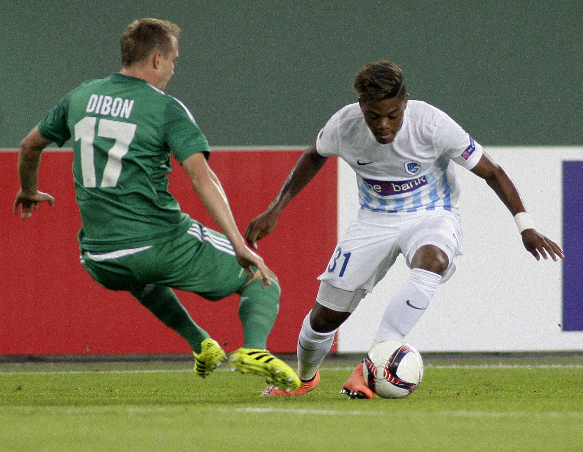 Christopher Dibon (L) of  Rapid and Leon Bailey of Genk vie for the ball during the UEFA Europa League Group F football match Rapid Vienna v Genk in Vienna, Austria on September 15, 2016. / AFP / DANIEL MIHAILESCU        (Photo credit should read DANIEL MIHAILESCU/AFP/Getty Images)