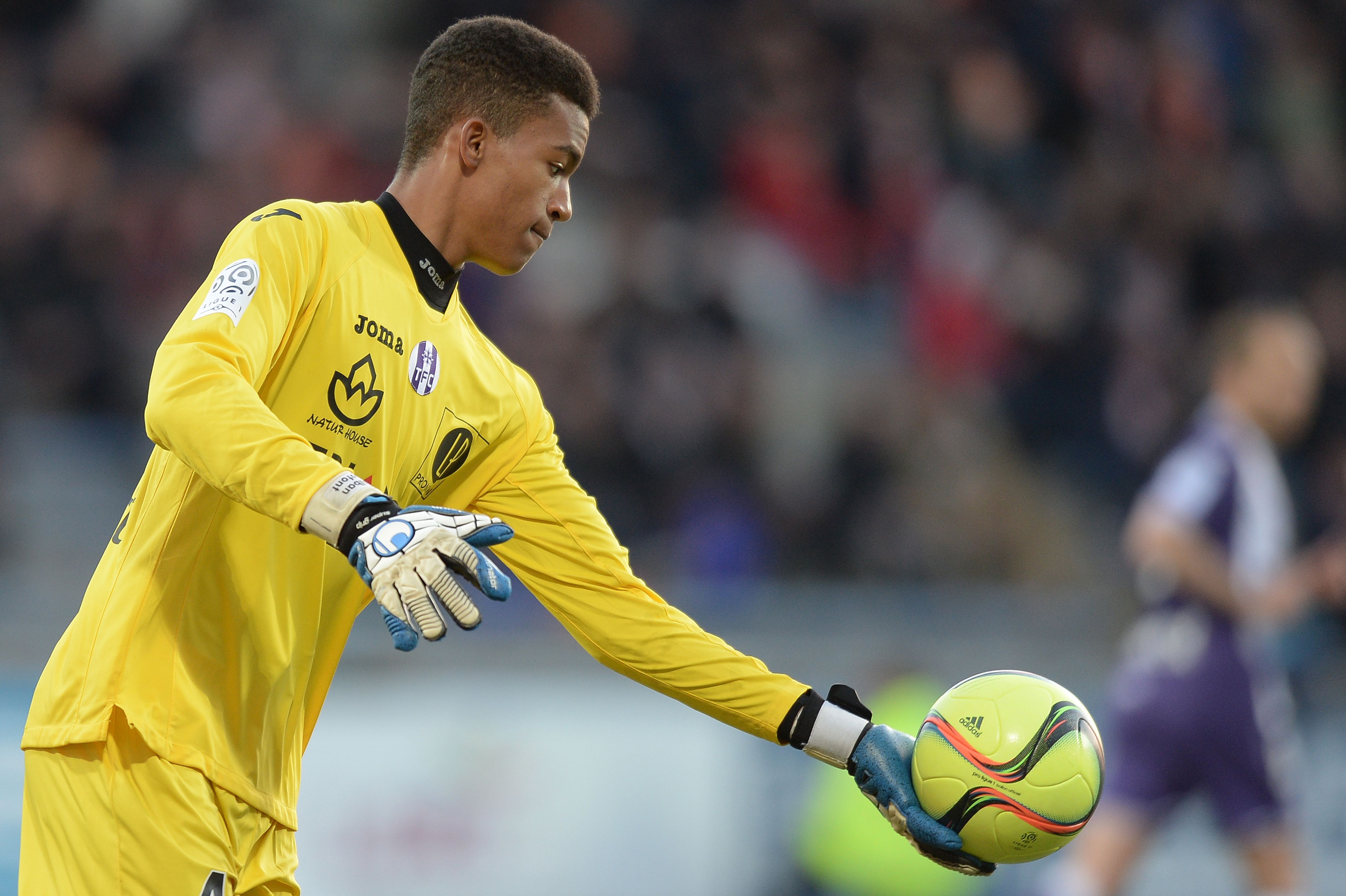 Toulouse's French goalkeeper Alban Lafont throws the ball during the French L1 football match between Lorient and Toulouse on April 16, 2016 at the Moustoir stadium in Lorient, western France. AFP / JEAN-SEBASTIEN EVRARD / AFP / JEAN-SEBASTIEN EVRARD        (Photo credit should read JEAN-SEBASTIEN EVRARD/AFP/Getty Images)