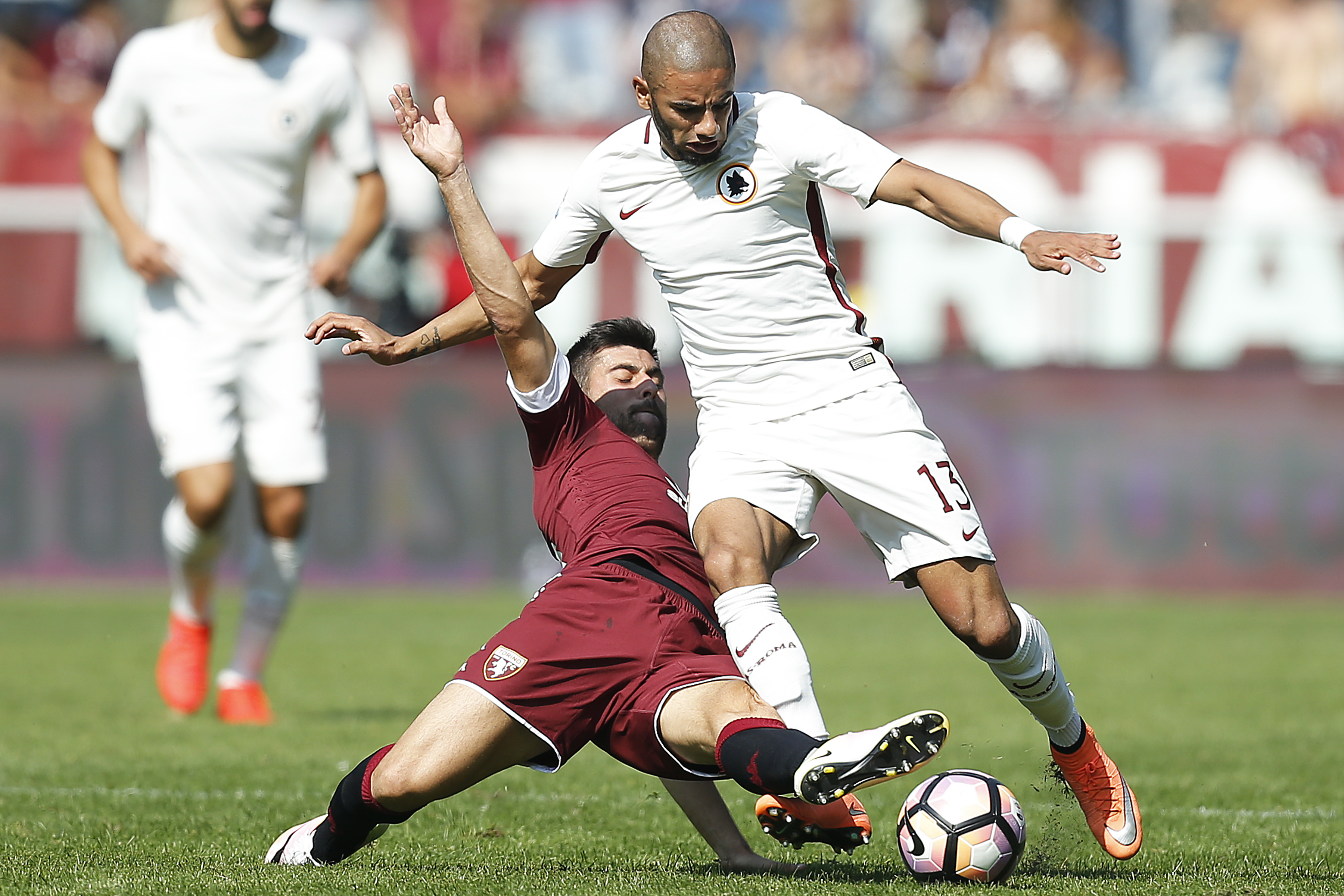 AS Roma's Brazilian defender Bruno Peres (R) challenges Torino's Italian midfielder Marco Benassi during the Italian Serie A football match between Torino and AS Roma at the "Grande Torino" Stadium in Turin on September 25, 2016. / AFP / MARCO BERTORELLO        (Photo credit should read MARCO BERTORELLO/AFP/Getty Images)