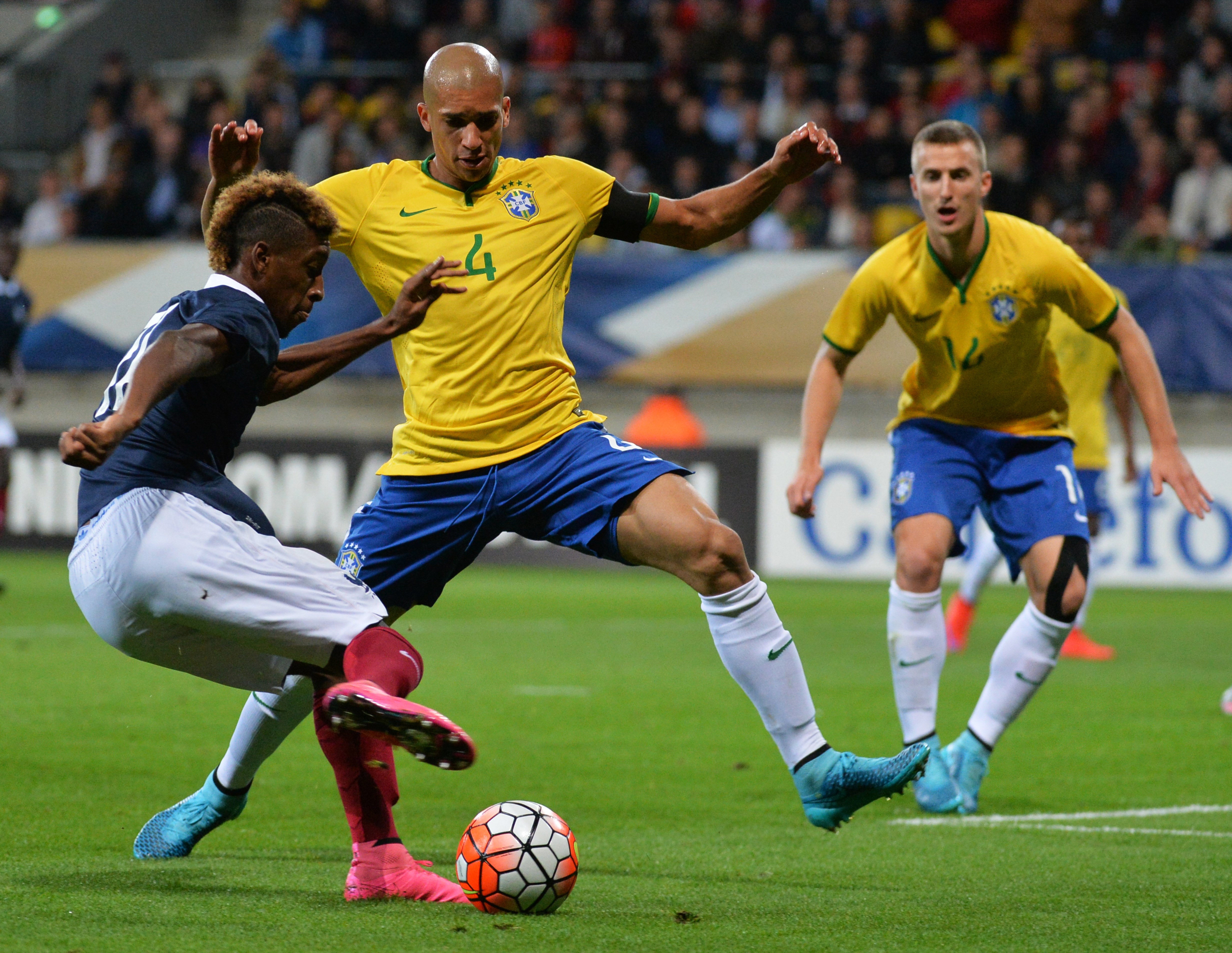France's forward Kingsley Coman (L) vies for the ball with Brazil's defender Doria (C) during the International friendly Under 21 football match France vs Brazil on September 8, 2015, at the MMArena Stadium in Le Mans, western France. AFP PHOTO/ JEAN-FRANCOIS MONIER        (Photo credit should read JEAN-FRANCOIS MONIER/AFP/Getty Images)