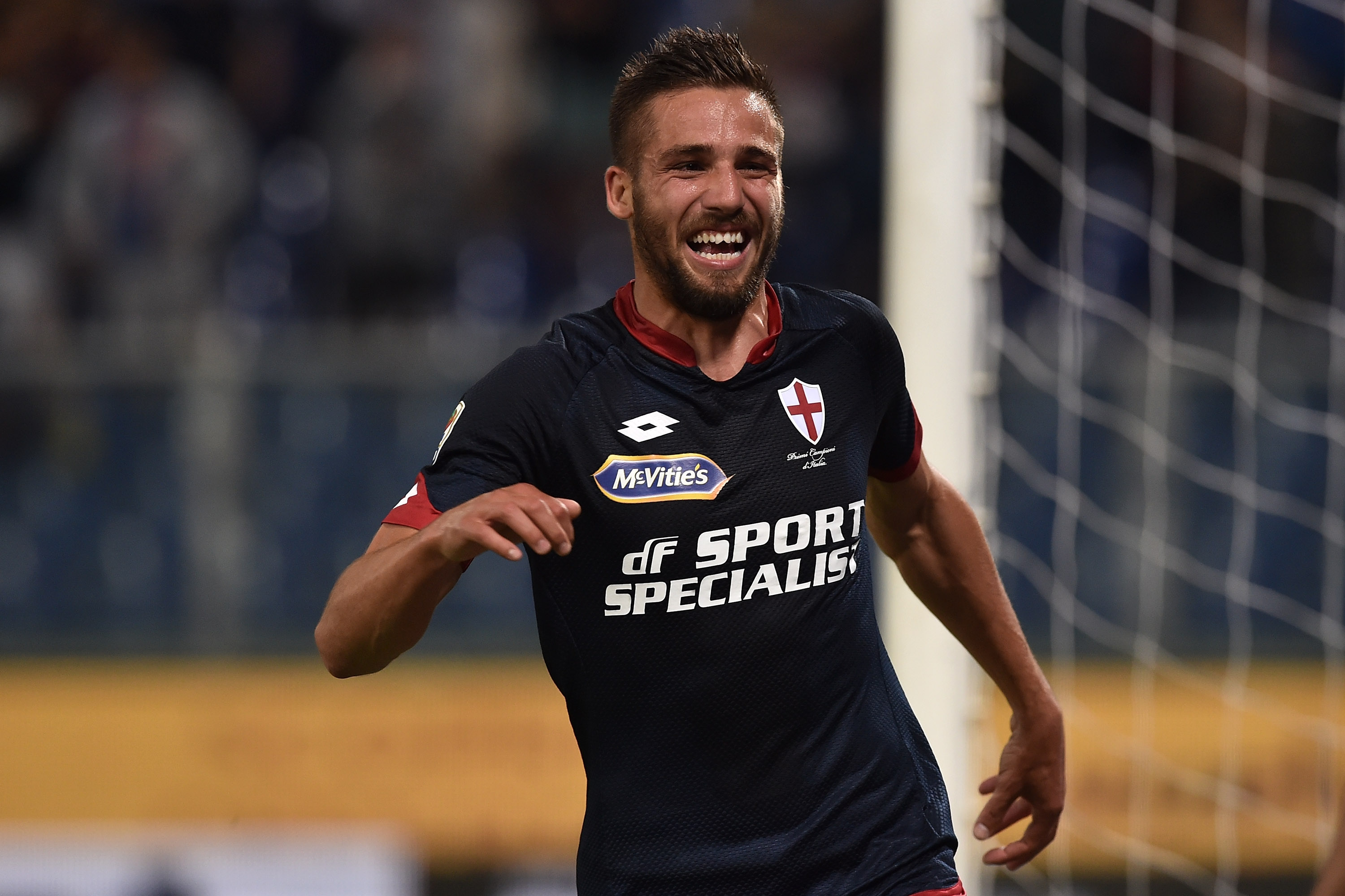 GENOA, ITALY - MAY 11:  Leonardo Pavoletti of Genoa CFC celebrates a goal during the Serie A match between Genoa CFC and Torino FC at Stadio Luigi Ferraris on May 11, 2015 in Genoa, Italy.  (Photo by Valerio Pennicino/Getty Images)