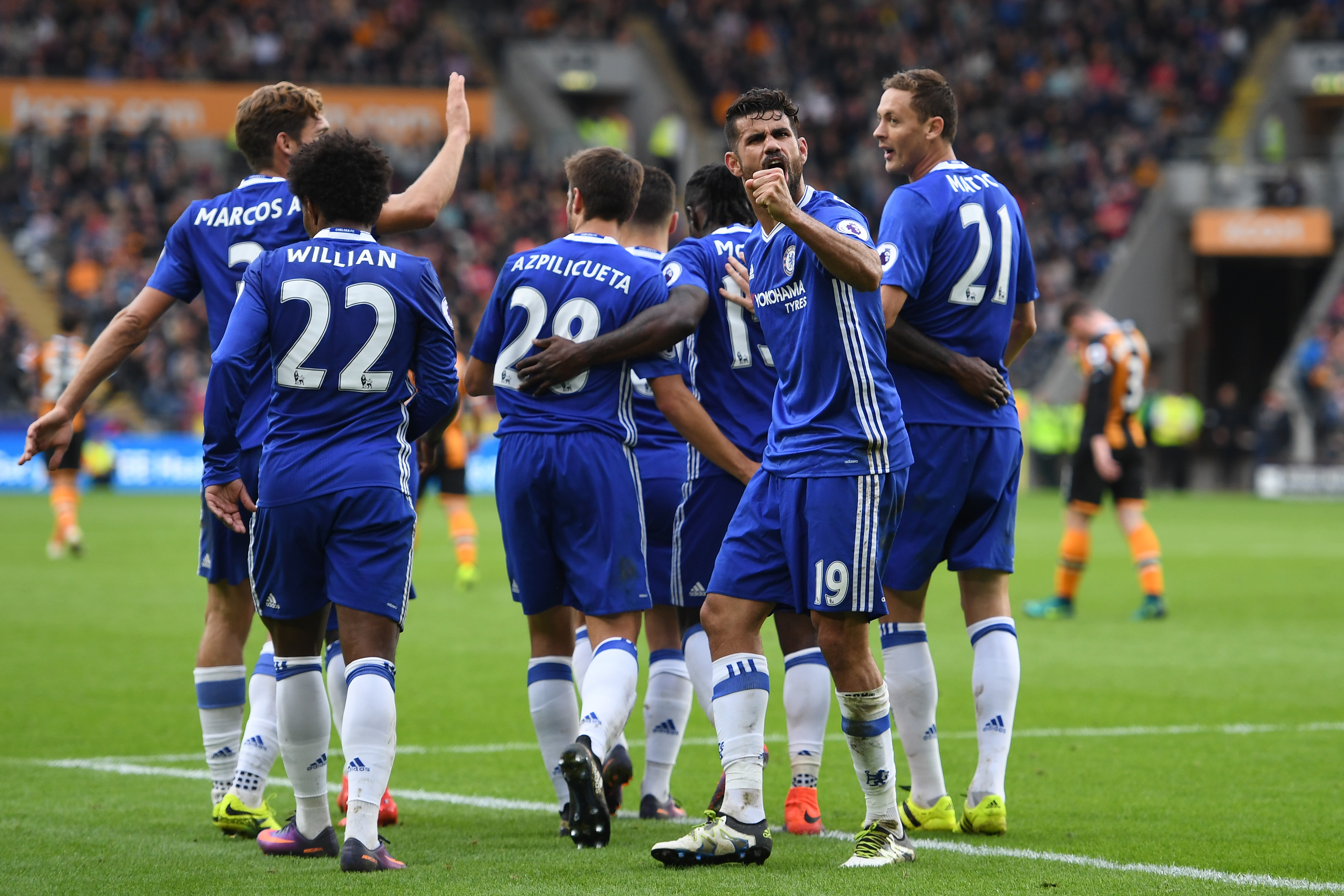 HULL, ENGLAND - OCTOBER 01:  Diego Costa of Chelsea celebrates scoring his sides second goal with his team mates during the Premier League match between Hull City and Chelsea at KCOM Stadium on October 1, 2016 in Hull, England.  (Photo by Shaun Botterill/Getty Images)