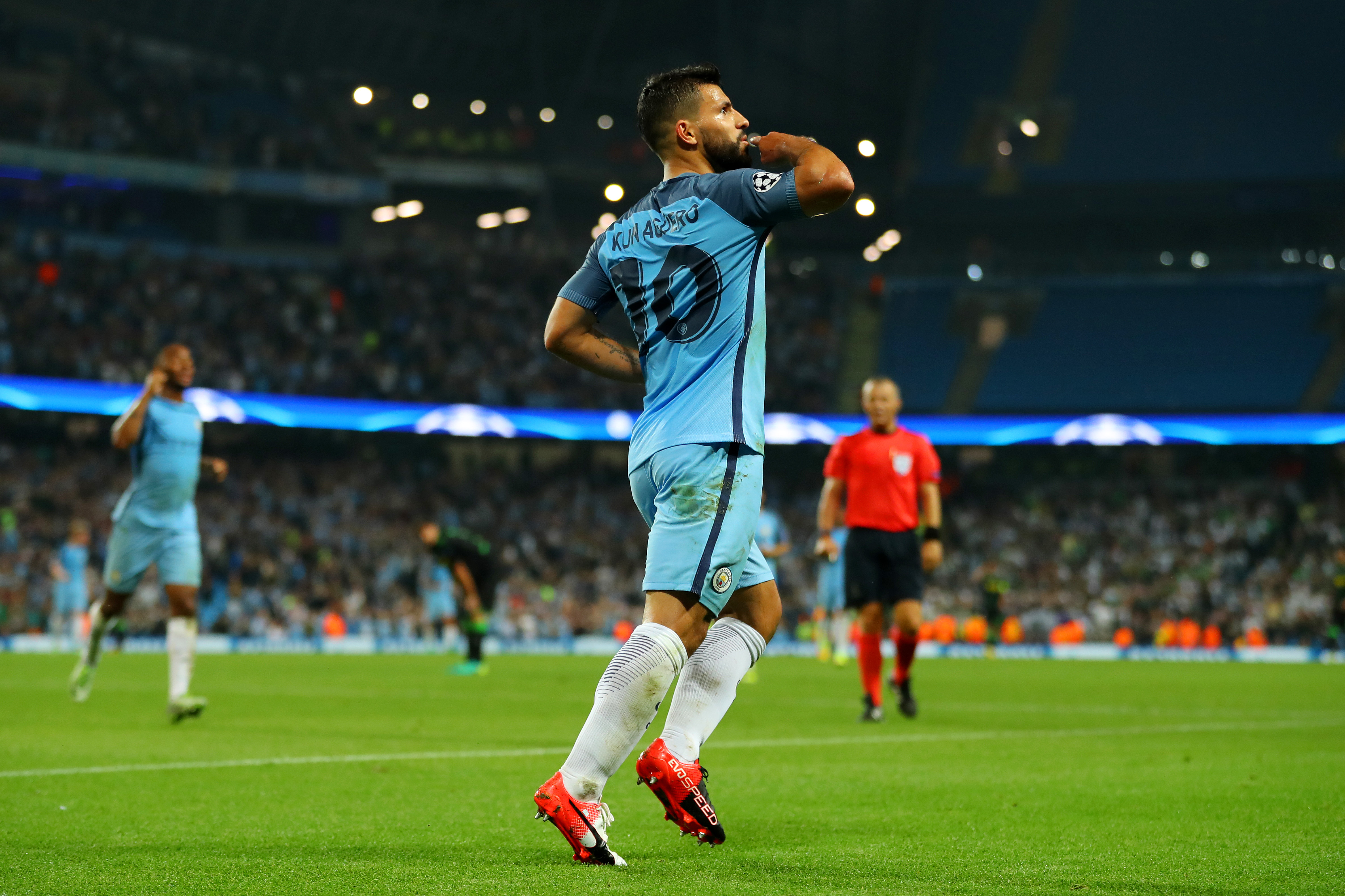 MANCHESTER, ENGLAND - SEPTEMBER 14:  Sergio Aguero of Manchester City celebrates his third during the UEFA Champions League match between Manchester City FC and VfL Borussia Moenchengladbach at Etihad Stadium on September 14, 2016 in Manchester, England.  (Photo by Richard Heathcote/Getty Images)