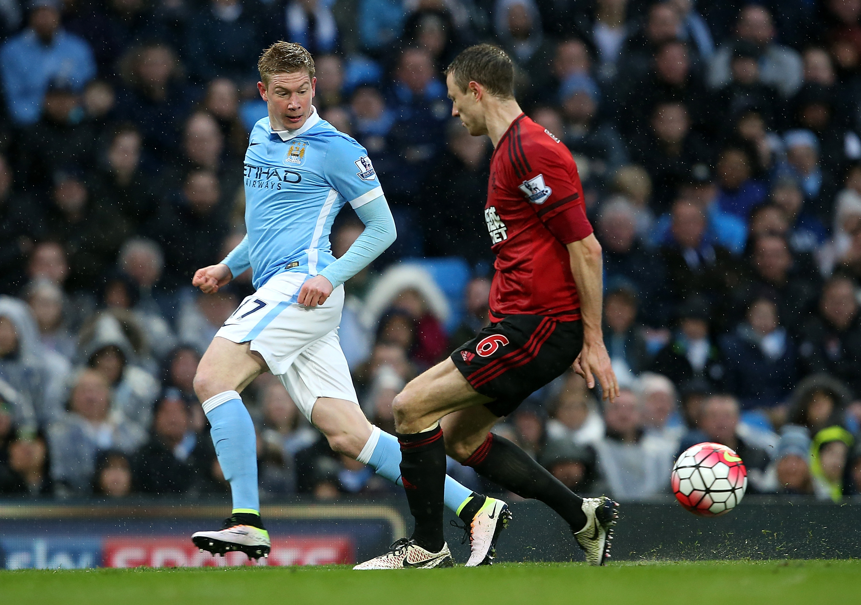 MANCHESTER, ENGLAND - APRIL 09:  Kevin de Bruyne of Manchester City controls the ball from Jonny Evans of West Bromwich Albion during the Barclays Premier League match between Manchester City and West Bromwich Albion at Etihad Stadium on April 9, 2016 in Manchester, England.  (Photo by Jan Kruger/Getty Images)