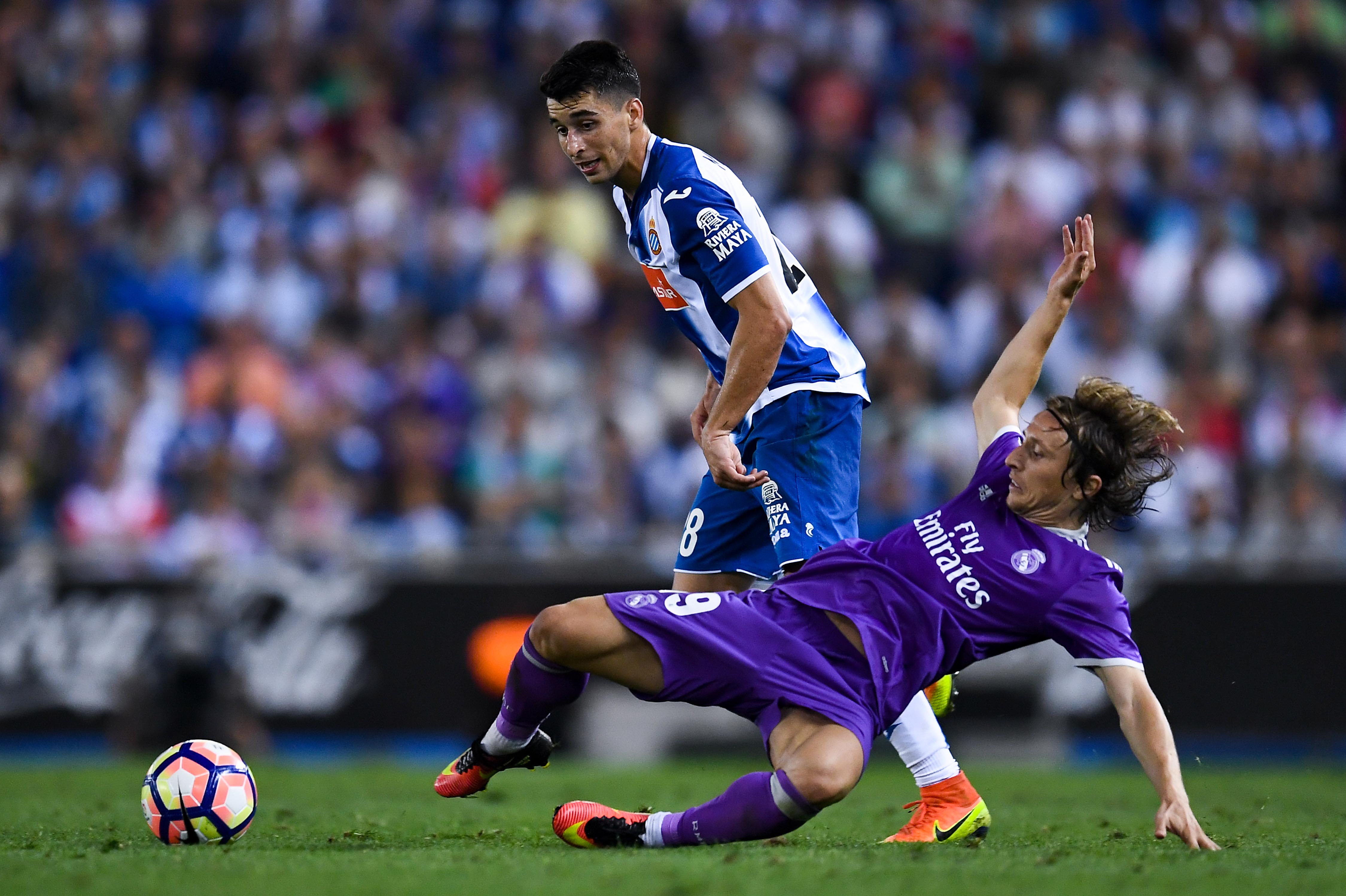 BARCELONA, SPAIN - SEPTEMBER 18:  Luka Modric of Real Madrid CF competes for the ball with Marc Roca of RCD Espanyol during the La Liga match between RCD Espanyol and Real Madrid CF at the RCDE stadium on September 18, 2016 in Barcelona, Spain.  (Photo by David Ramos/Getty Images)