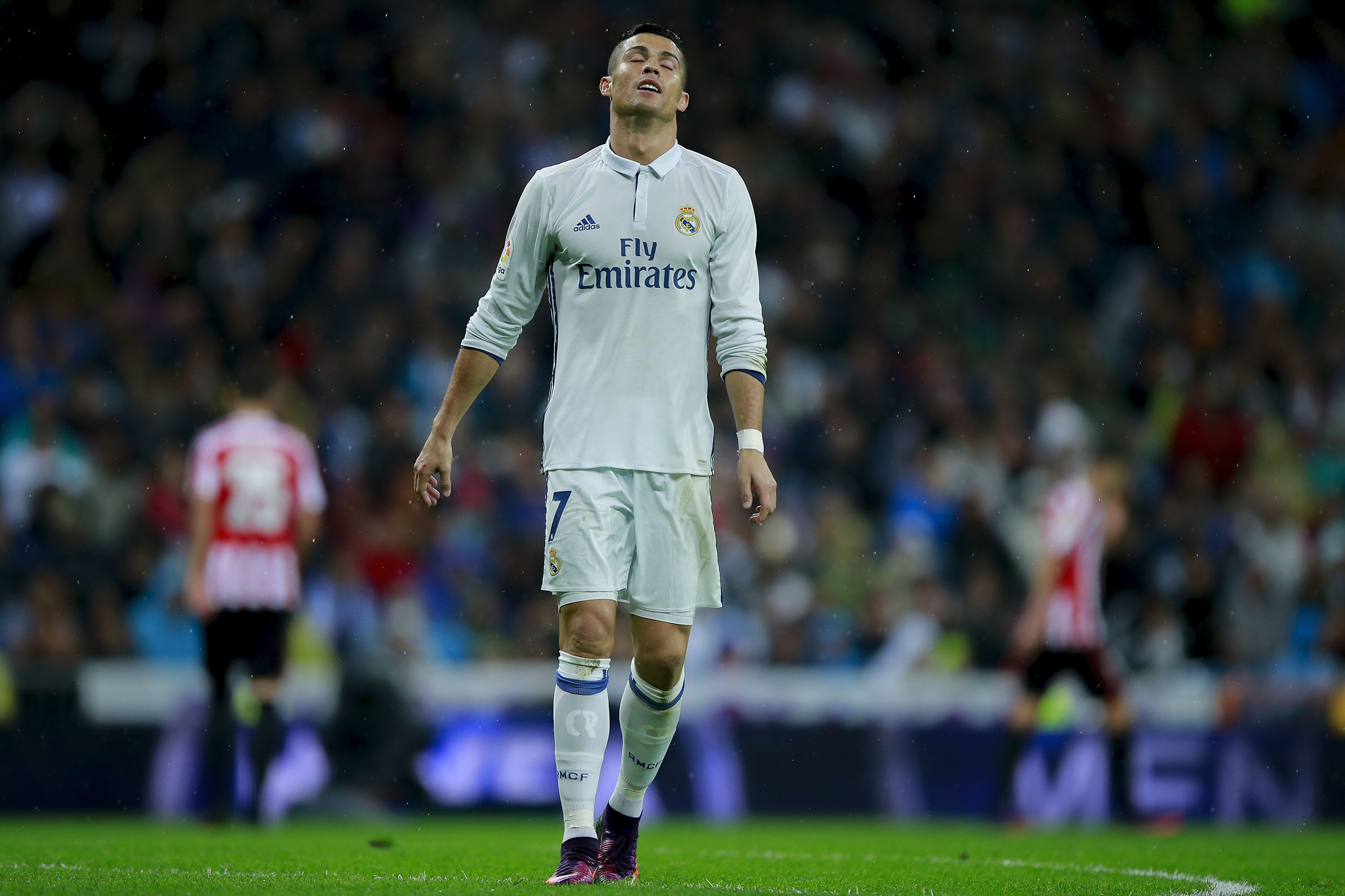 MADRID, SPAIN - OCTOBER 23: Cristiano Ronaldo of Real Madrid CF reacts as he fail to score during the La Liga match between Real Madrid CF and Athletic Club de Bilbao at Estadio Santiago Bernabeu on October 23, 2016 in Madrid, Spain. (Photo by Gonzalo Arroyo Moreno/Getty Images)