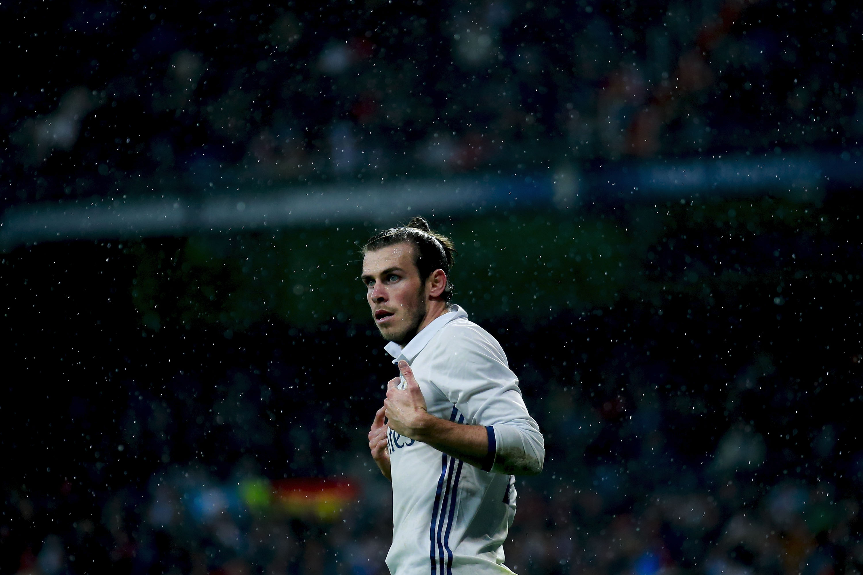 MADRID, SPAIN - OCTOBER 23: Gareth Bale of Real Madrid CF protests to the referee during the La Liga match between Real Madrid CF and Athletic Club de Bilbao at Estadio Santiago Bernabeu on October 23, 2016 in Madrid, Spain. (Photo by Gonzalo Arroyo Moreno/Getty Images)