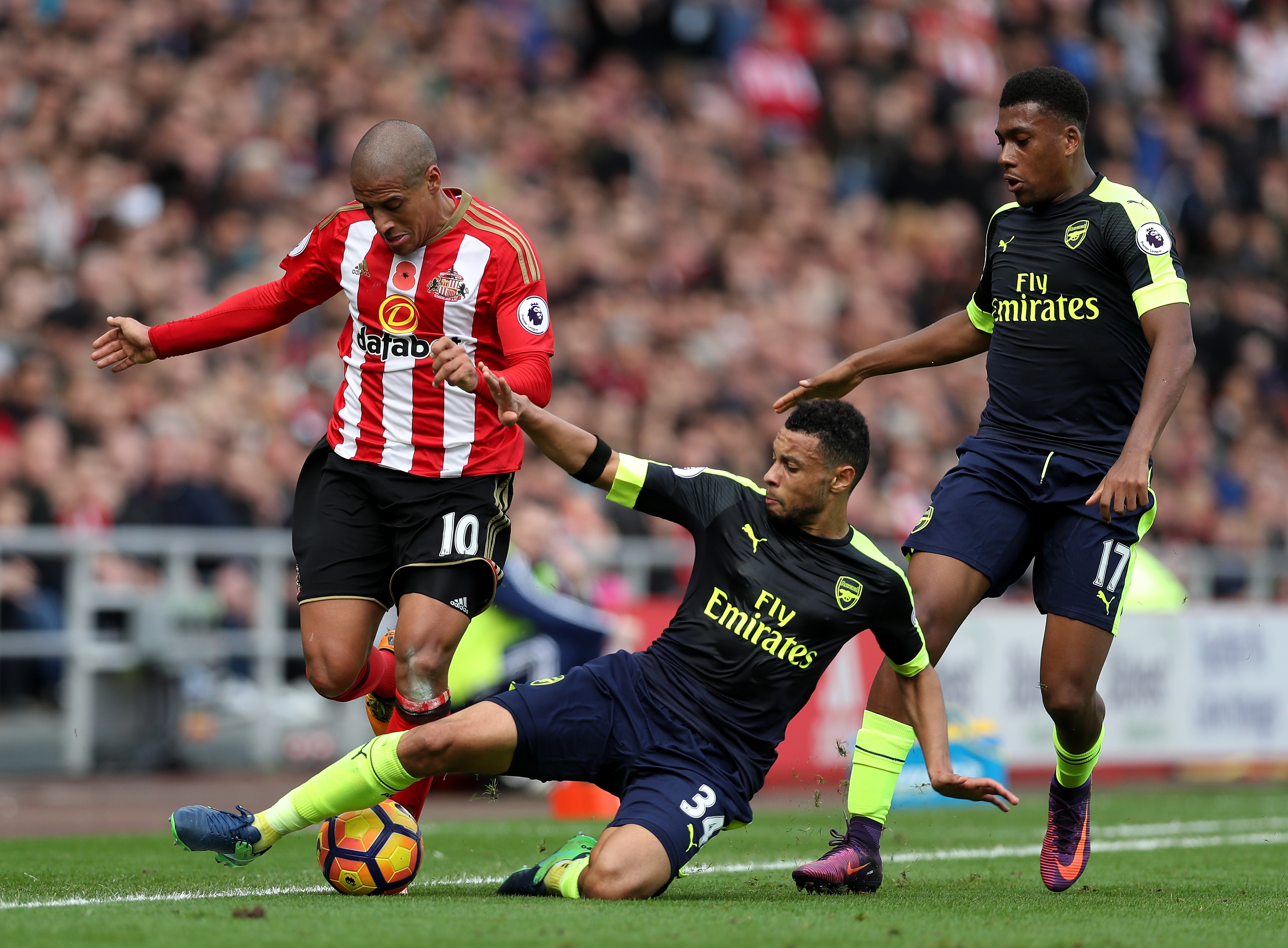 SUNDERLAND, ENGLAND - OCTOBER 29: Wahbi Khazri of Sunderland (L) is tackled by Francis Coquelin of Arsenal (C) during the Premier League match between Sunderland and Arsenal at the Stadium of Light on October 29, 2016 in Sunderland, England.  (Photo by Ian MacNicol/Getty Images)