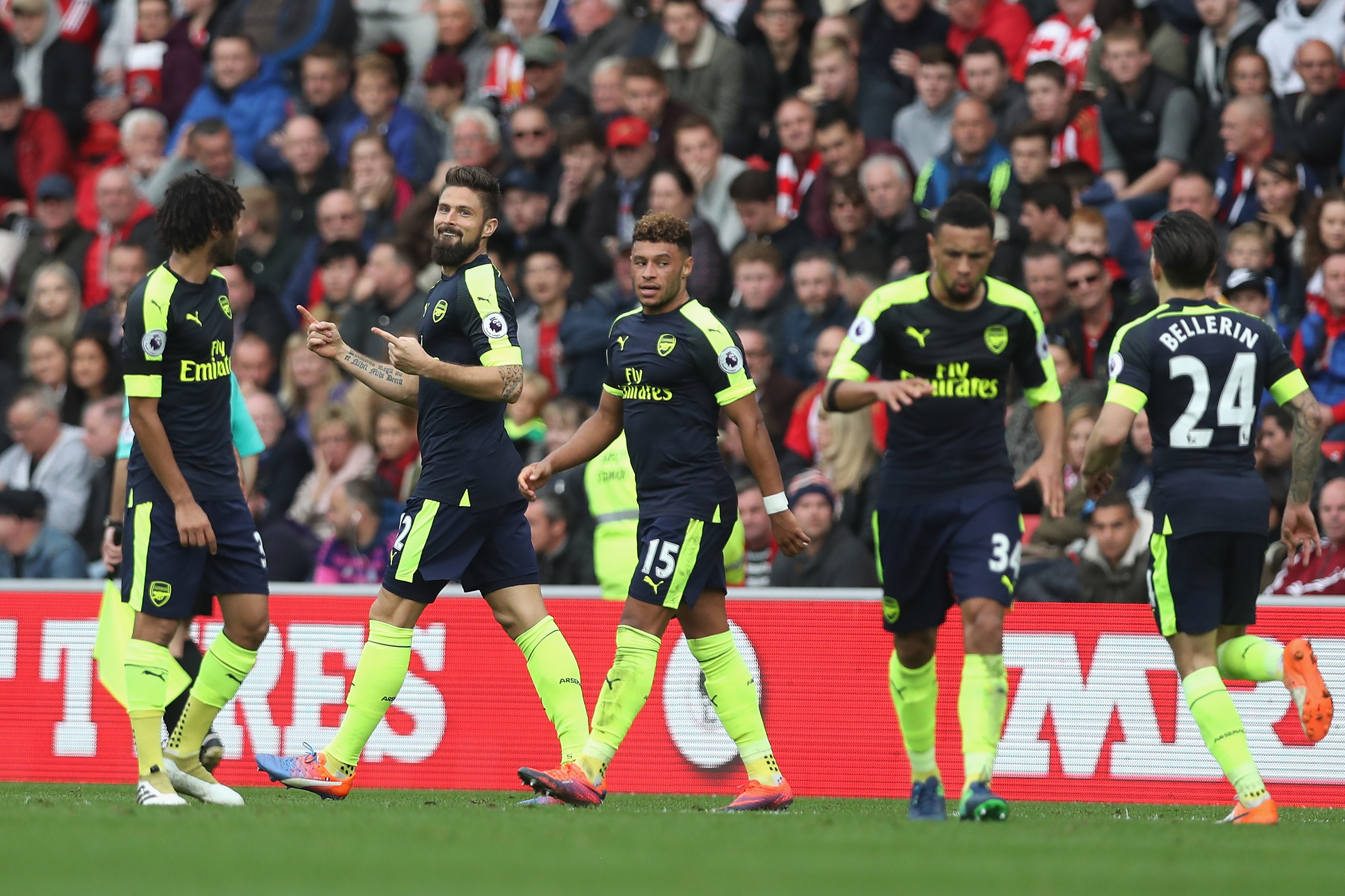 SUNDERLAND, ENGLAND - OCTOBER 29:  Olivier Giroud of Arsenal (C) celebrates scoring his sides second goal with his Arsenal team mates during the Premier League match between Sunderland and Arsenal at the Stadium of Light on October 29, 2016 in Sunderland, England.  (Photo by Ian MacNicol/Getty Images)
