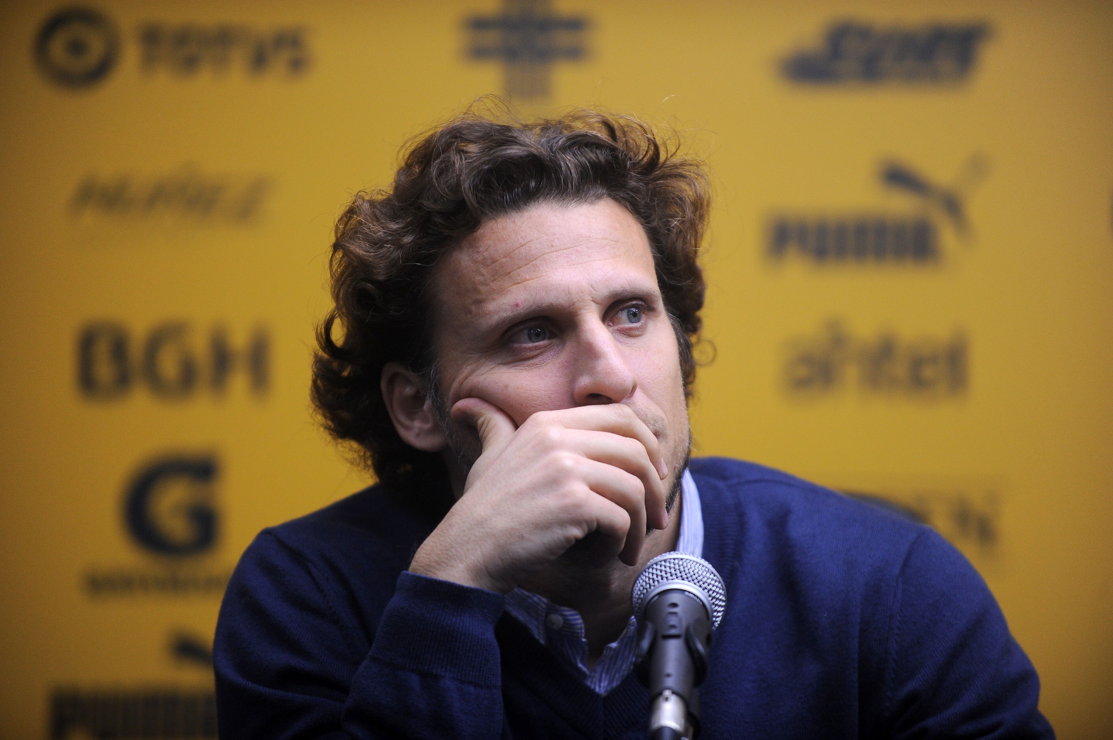 Uruguayan footballer Diego Forlan delivers a press conference on June 14, 2016, in Montevideo. 
Forlan, 37, announced he quit Penarol club -which became Uruguayan champion last Sunday- but that he will continue playing.  / AFP / MIGUEL ROJO        (Photo credit should read MIGUEL ROJO/AFP/Getty Images)