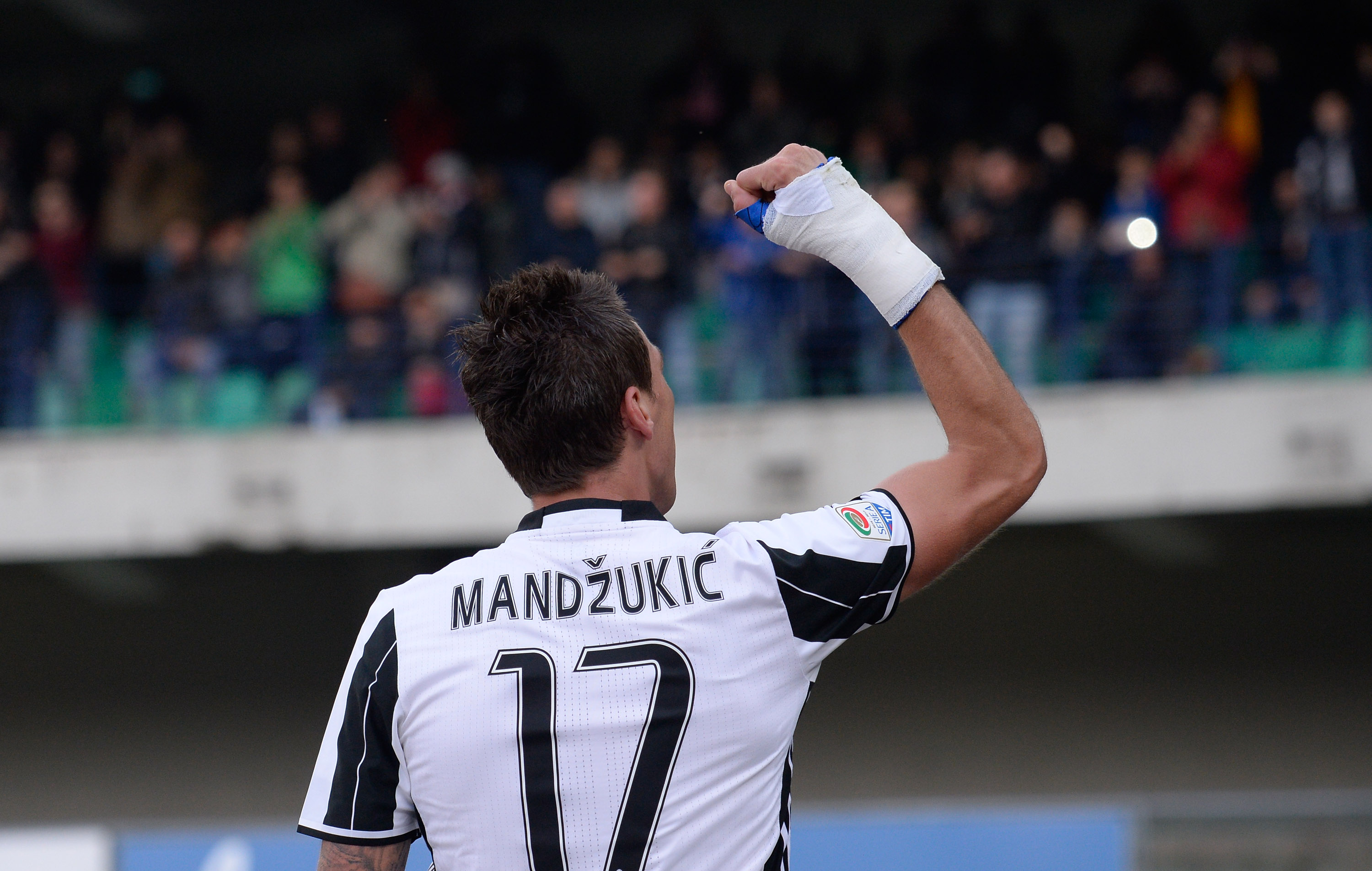 VERONA, ITALY - NOVEMBER 06:  Mario Mandzukic of  Juventus FC celebrates after scoring his opening goal during the Serie A match between AC ChievoVerona and Juventus FC at Stadio Marc'Antonio Bentegodi on November 6, 2016 in Verona, Italy.  (Photo by Dino Panato/Getty Images)