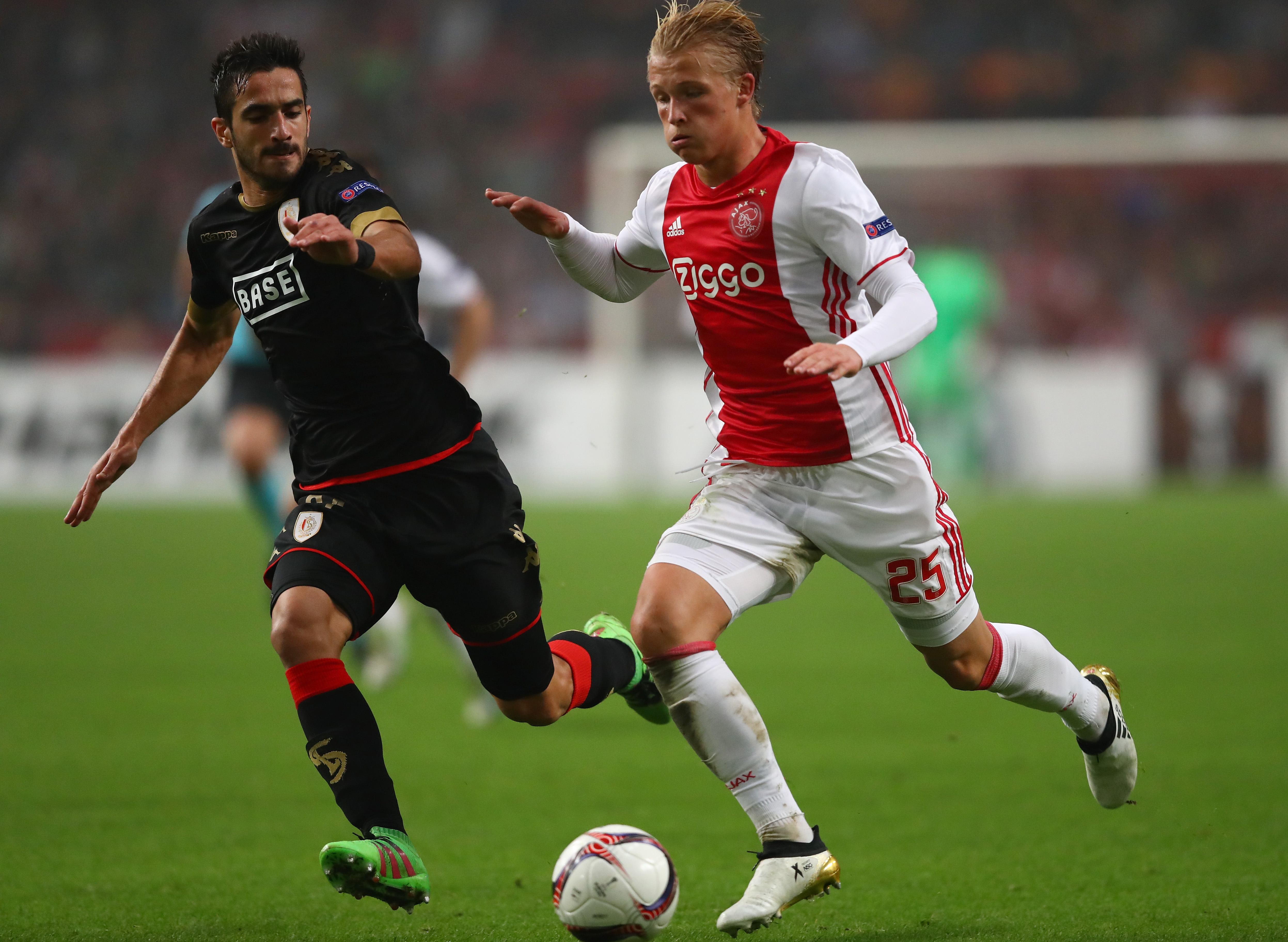 AMSTERDAM, NETHERLANDS - SEPTEMBER 29:  Kasper Dolberg of Ajax is closed down by Konstantinos Laifis of Standard Liege during the UEFA Europa League group G match between AFC Ajax and  R. Standard de Liege at the Amsterdam Arena on September 29, 2016 in Amsterdam, Netherlands.  (Photo by Dean Mouhtaropoulos/Getty Images)