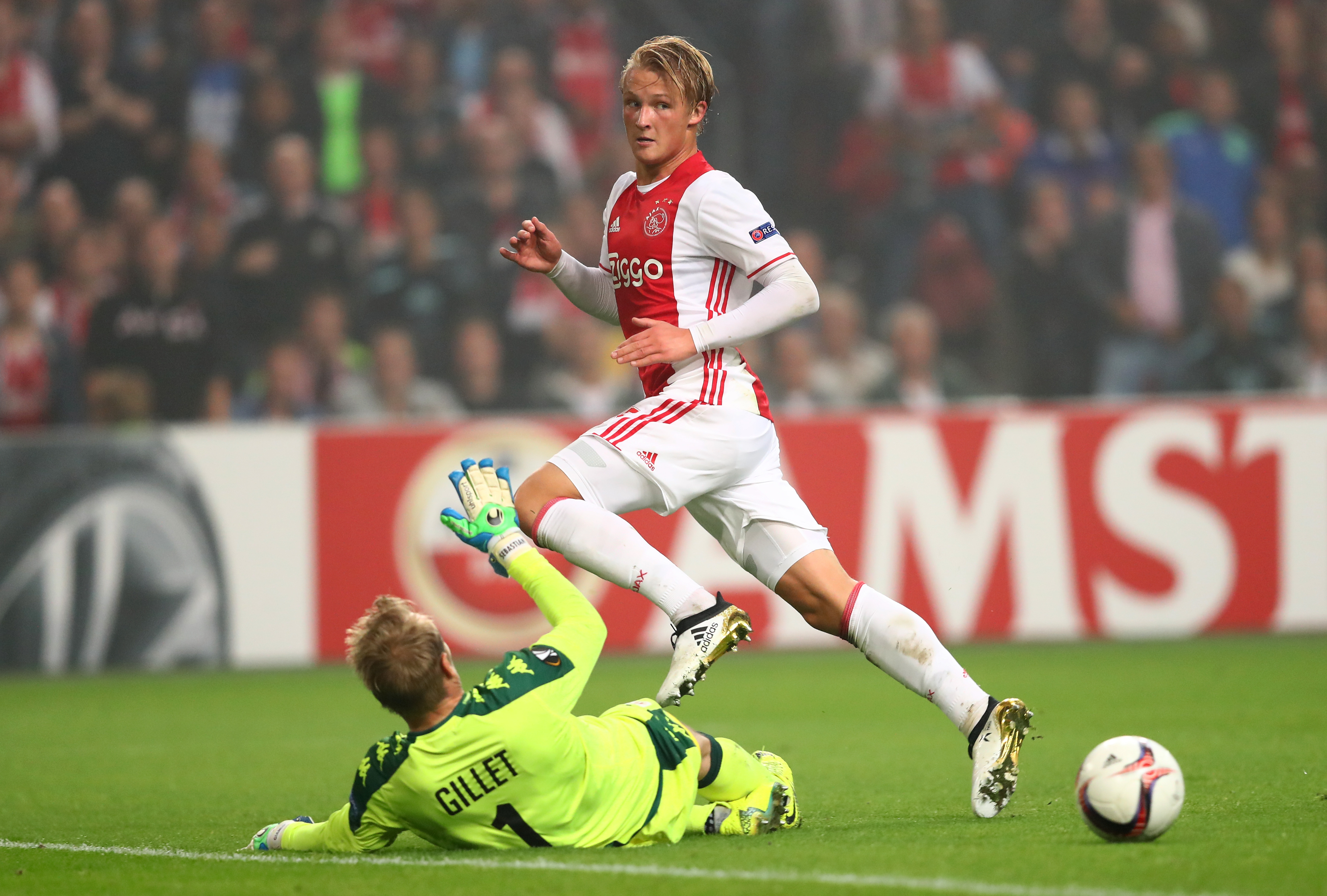 AMSTERDAM, NETHERLANDS - SEPTEMBER 29:  Kasper Dolberg of Ajax is tackled by goalkeeper Jean-François Gillet of Standard Liege during the UEFA Europa League group A match between Manchester United FC and FC Zorya Luhansk at Old Trafford on September 29, 2016 in Manchester, England.  (Photo by Dean Mouhtaropoulos/Getty Images)