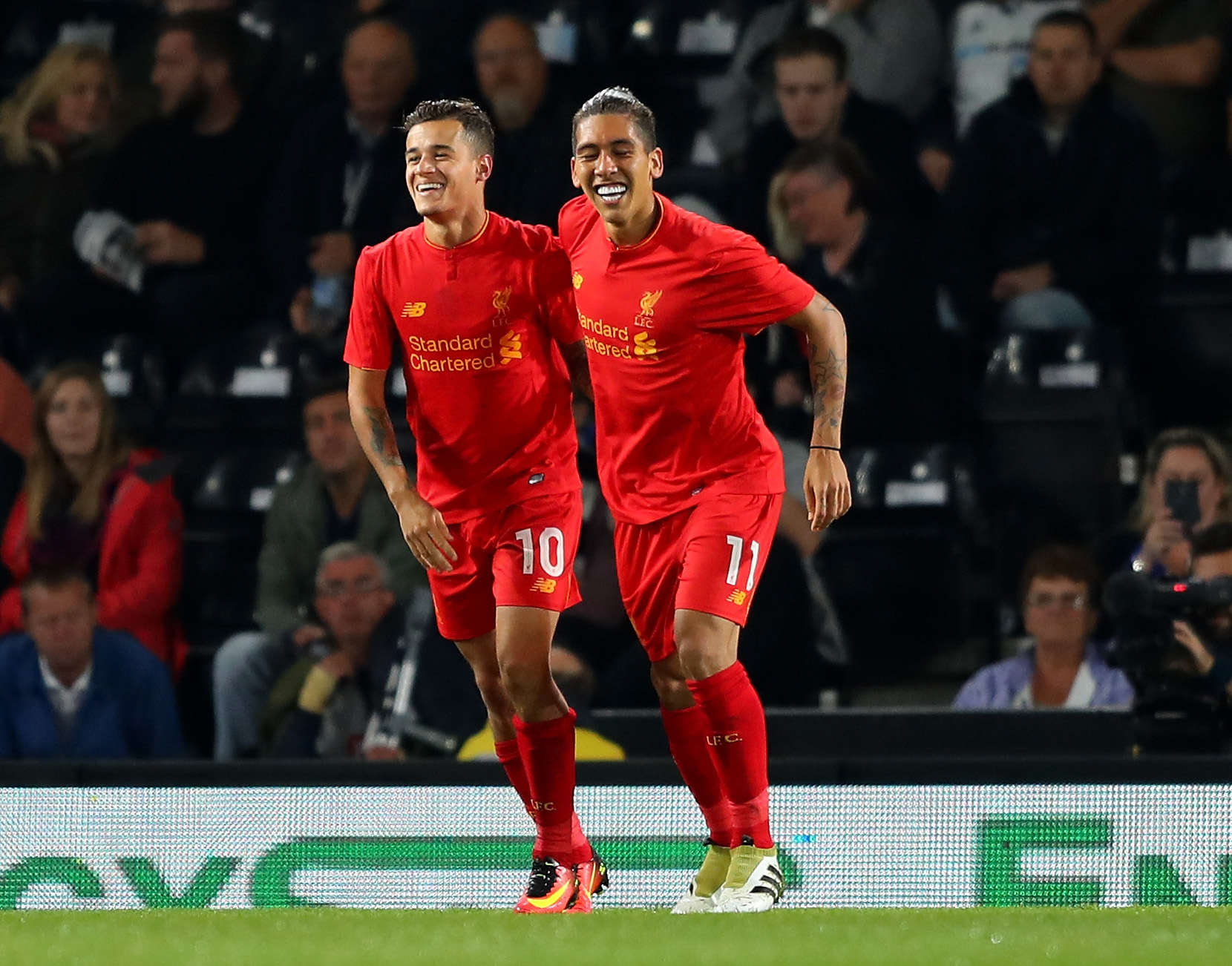 DERBY, ENGLAND - SEPTEMBER 20: Philippe Coutinho (L) of Liverpool celebrates scoring his team's second goal with Roberto Firmino during the EFL Cup Third Round match between Derby County and Liverpool at iPro Stadium on September 20, 2016 in Derby, England.  (Photo by Richard Heathcote/Getty Images)