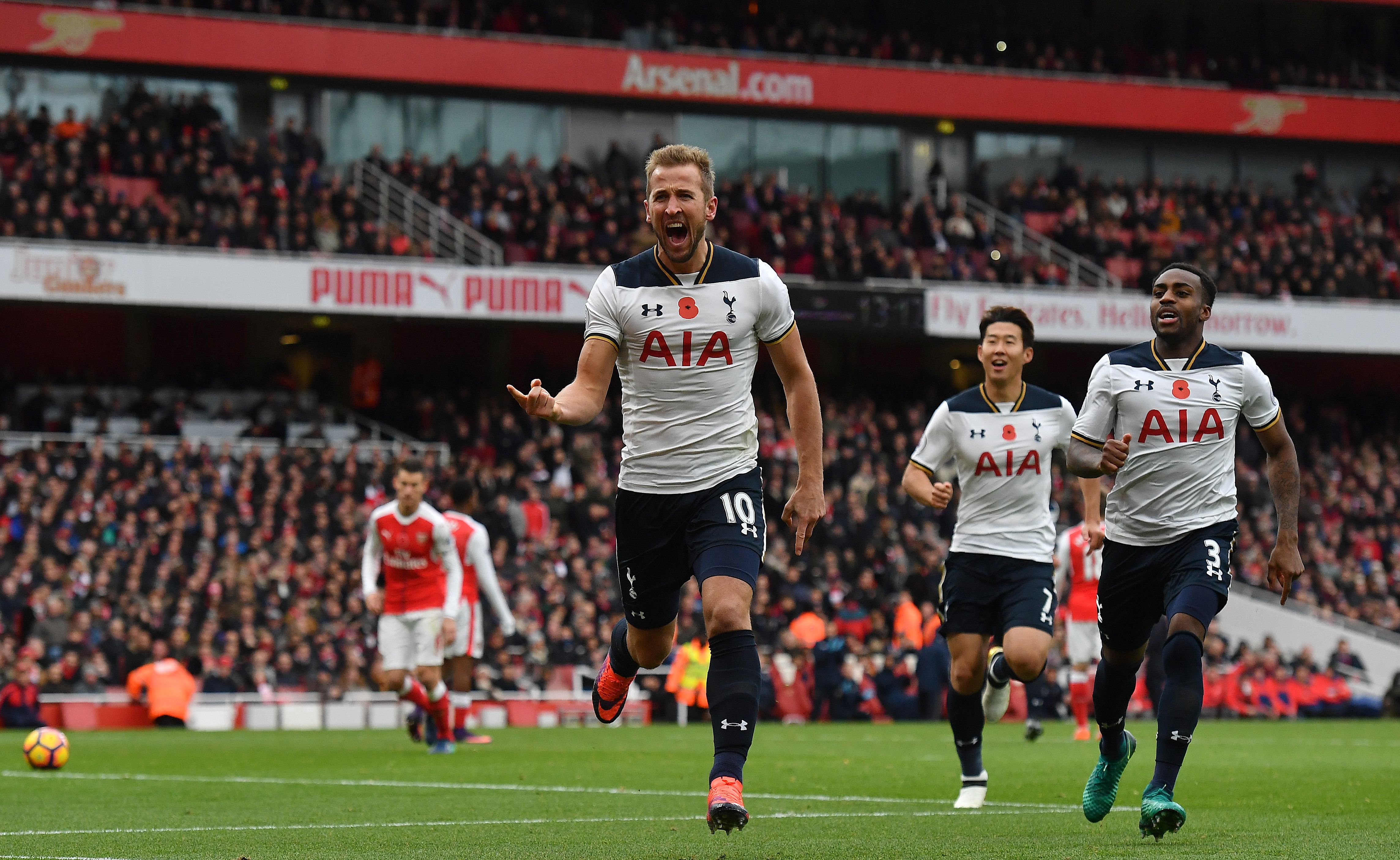 Tottenham Hotspur's English striker Harry Kane (c) celebrates scoring his team's first goal from the penalty spot during the English Premier League football match between Arsenal and Tottenham Hotspur at the Emirates Stadium in London on November 6, 2016.        (Photo by BEN STANSALL/AFP/Getty Images)