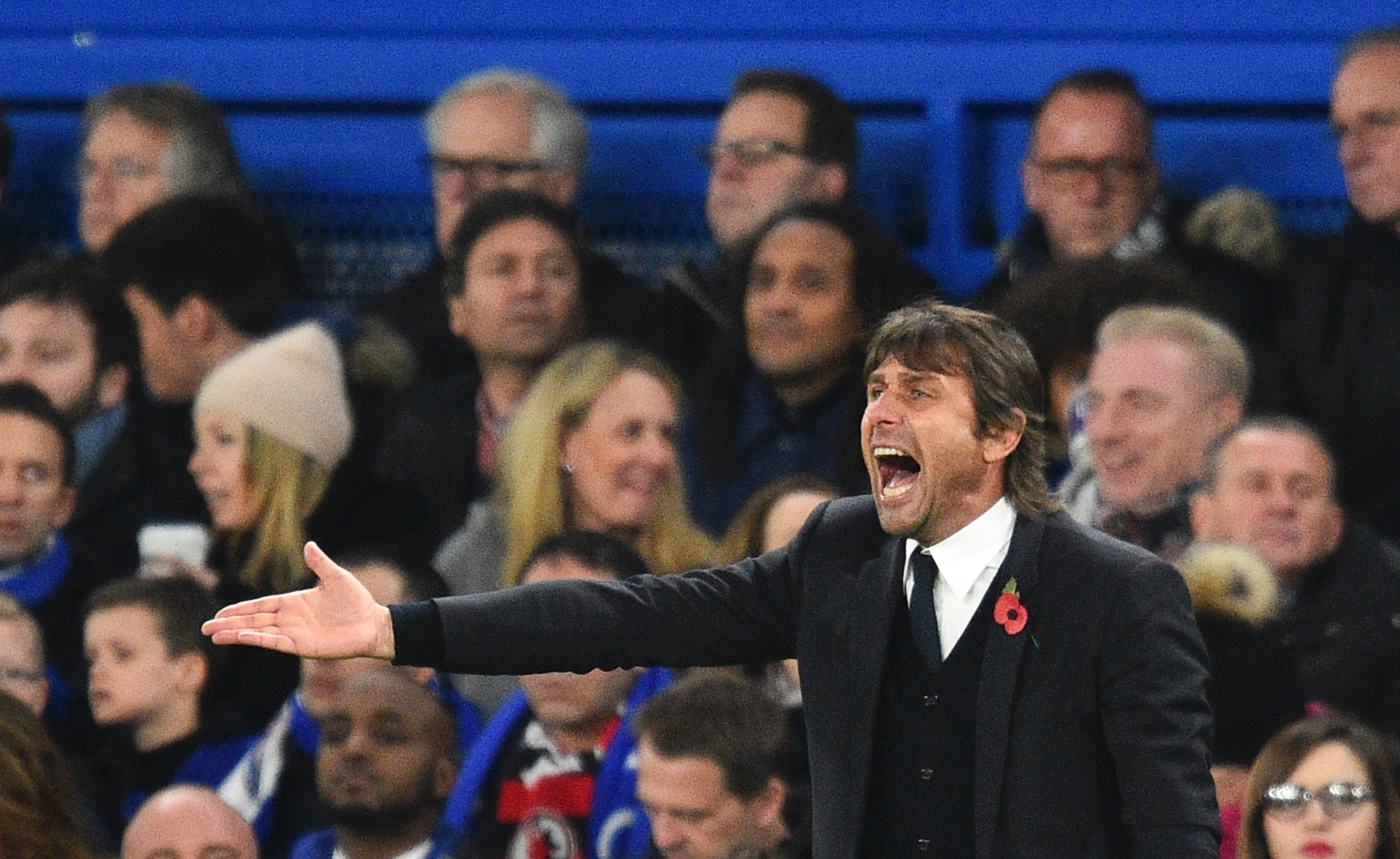 Chelsea's Italian head coach Antonio Conte gestures on the touchline during the English Premier League football match between Chelsea and Everton at Stamford Bridge in London on November 5, 2016. / AFP / Glyn KIRK / RESTRICTED TO EDITORIAL USE. No use with unauthorized audio, video, data, fixture lists, club/league logos or 'live' services. Online in-match use limited to 75 images, no video emulation. No use in betting, games or single club/league/player publications.  /         (Photo credit should read GLYN KIRK/AFP/Getty Images)