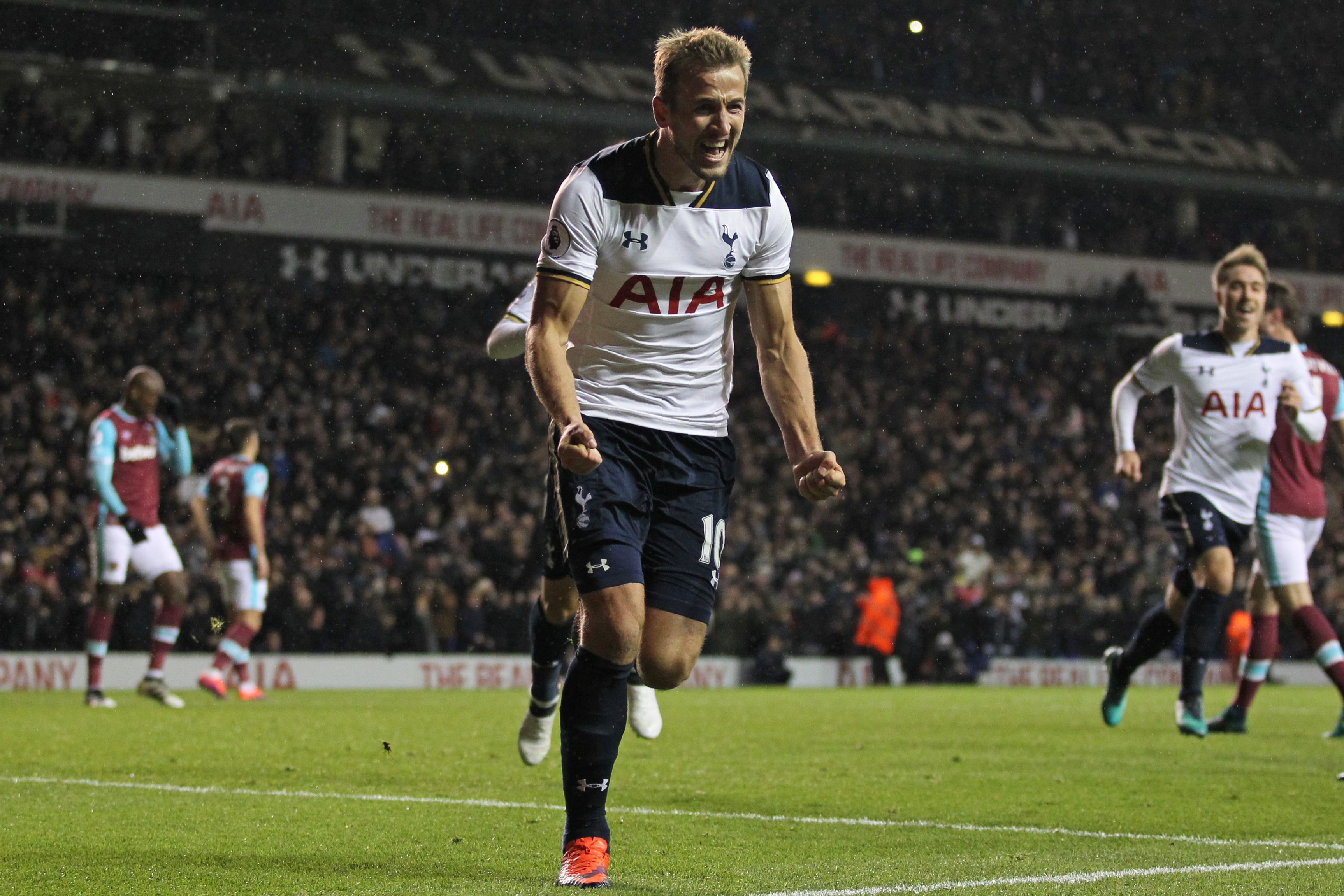 Tottenham Hotspur's English striker Harry Kane celebrates after scoring their third goal from the penalty spot during the English Premier League football match between Tottenham Hotspur and West Ham United at White Hart Lane in London, on November 19, 2016.
Tottenham won the game 3-2. / AFP / Ian KINGTON / RESTRICTED TO EDITORIAL USE. No use with unauthorized audio, video, data, fixture lists, club/league logos or 'live' services. Online in-match use limited to 75 images, no video emulation. No use in betting, games or single club/league/player publications.  /         (Photo credit should read IAN KINGTON/AFP/Getty Images)