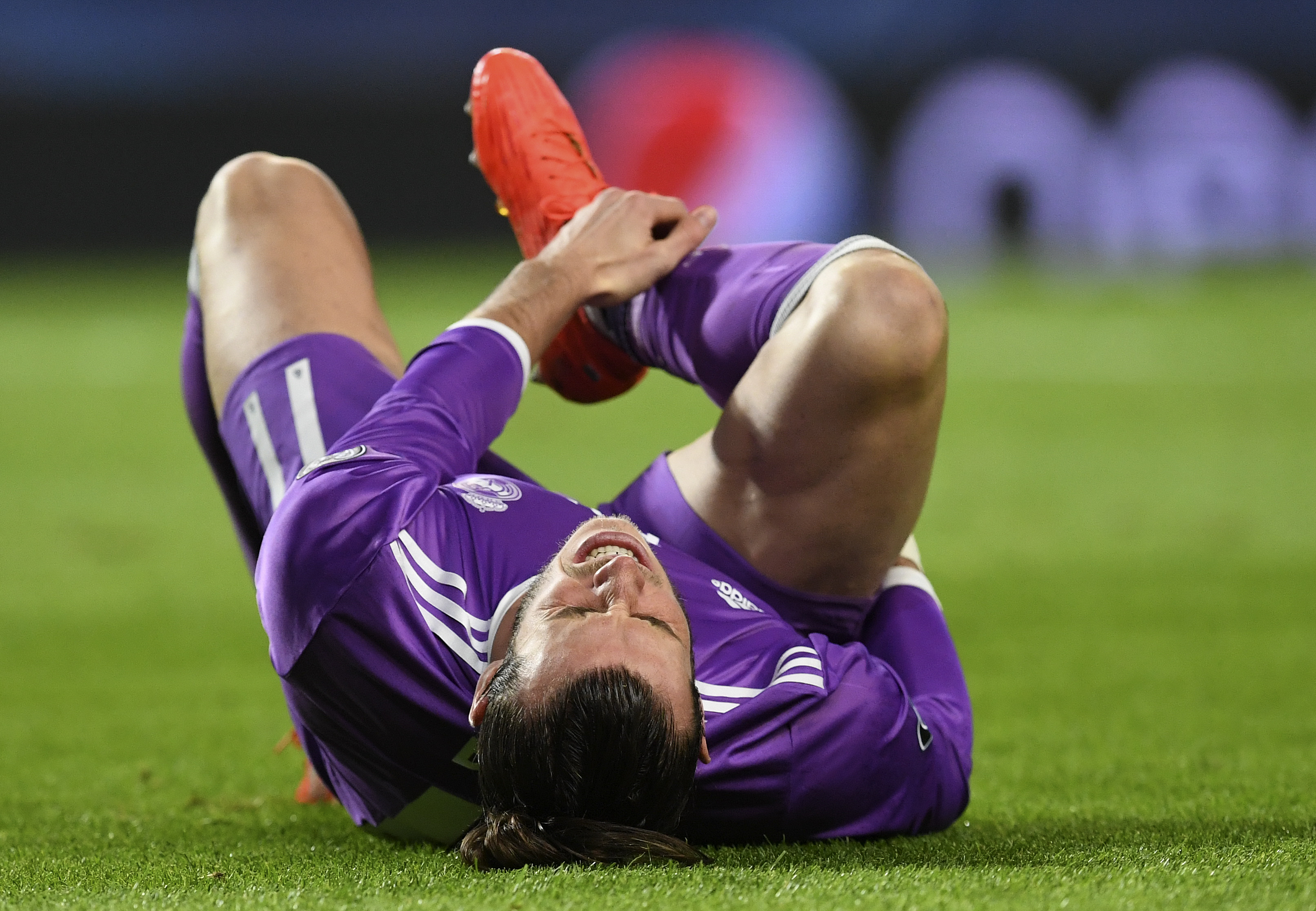 Real Madrid's Welsh forward Gareth Bale grimaces as he lies on the pitch during the UEFA Champions League football match Sporting CP vs Real Madrid CF at the Jose Alvalade stadium in Lisbon on November 22, 2016. / AFP / FRANCISCO LEONG        (Photo credit should read FRANCISCO LEONG/AFP/Getty Images)