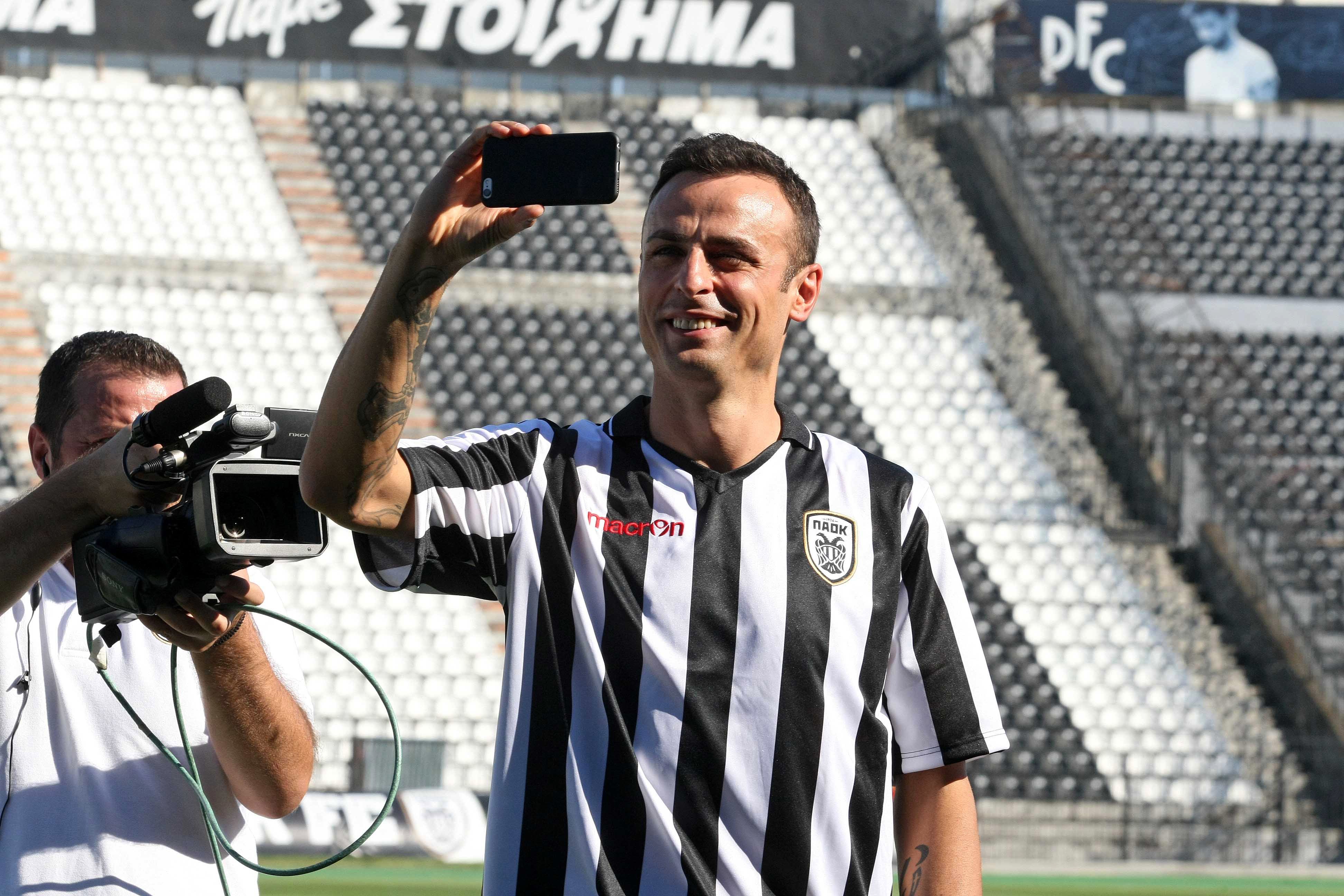 PAOK's new  Bulgarian foward Dimitar Berbatov takes a selfie during his presentation at the Toumpa Stadium in Thessaloniki on September 3, 2015. Berbatov has signed to play for one season with PAOK, the Greek Super League club announced on September 3, 2015. (Photo by Sakis Mitrolidis/AFP/Getty Images)