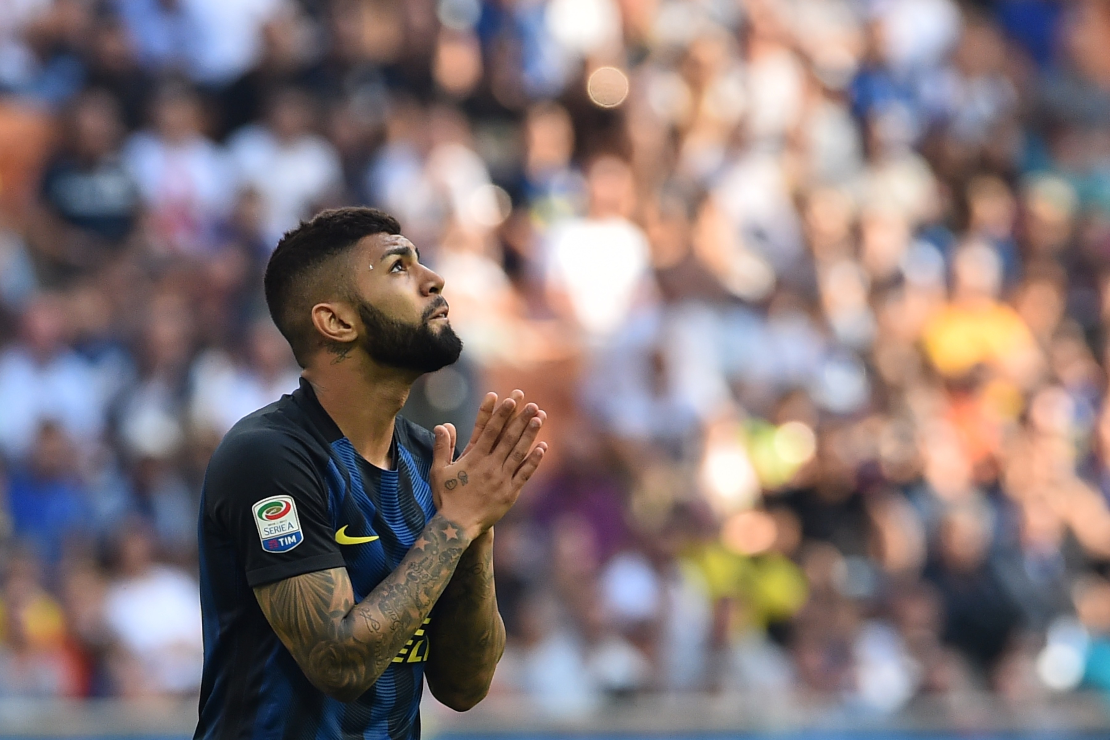 Inter Milan's Brazilian forward Gabriel Barbosa reacts during the Italian Serie A football match Inter Milan vs Bologna at the San Siro stadium in Milan on September 25,  2016. (Photo by credit should read GIUSEPPE CACACE/AFP/Getty Images)