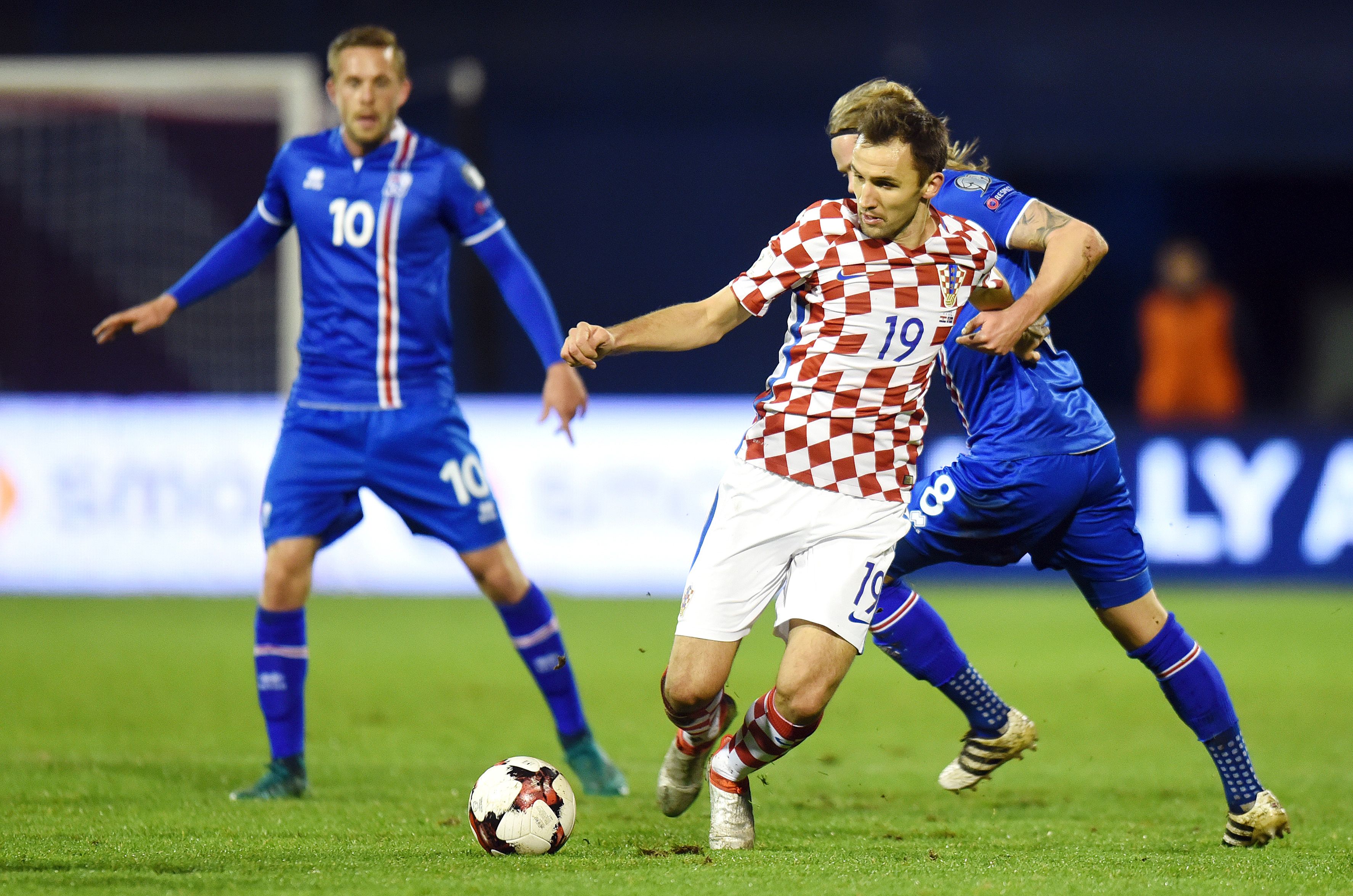 Iceland's midfiielder Birkir Bjonarsson (R) vies with Croatia's midfielder Milan Badelj during the 2018 World Cup football qualification match between Croatia and Iceland at the Maksimir stadium in Zagreb on November 12, 2016.  / AFP / STR        (Photo credit should read STR/AFP/Getty Images)