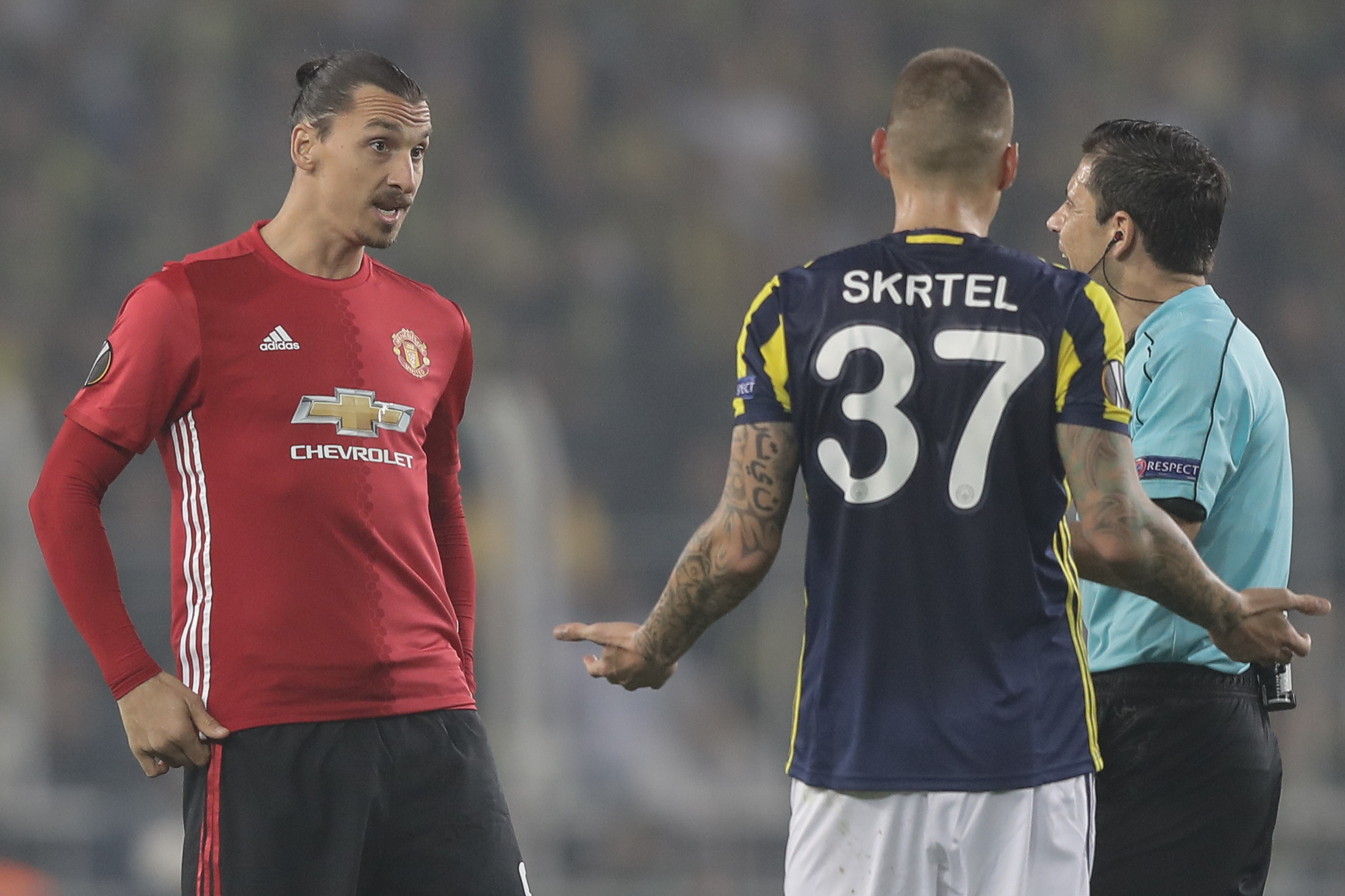 ISTANBUL, TURKEY - NOVEMBER 03: Zlatan Ibrahimovic of Manchester United and Martin Skrtel of Fenerbahce speak to the referee during the UEFA Europa League Group A match between Fenerbahce SK and Manchester United FC at Sukru Saracoglu Stadium on November 3, 2016 in Istanbul, Turkey.  (Photo by Chris McGrath/Getty Images)