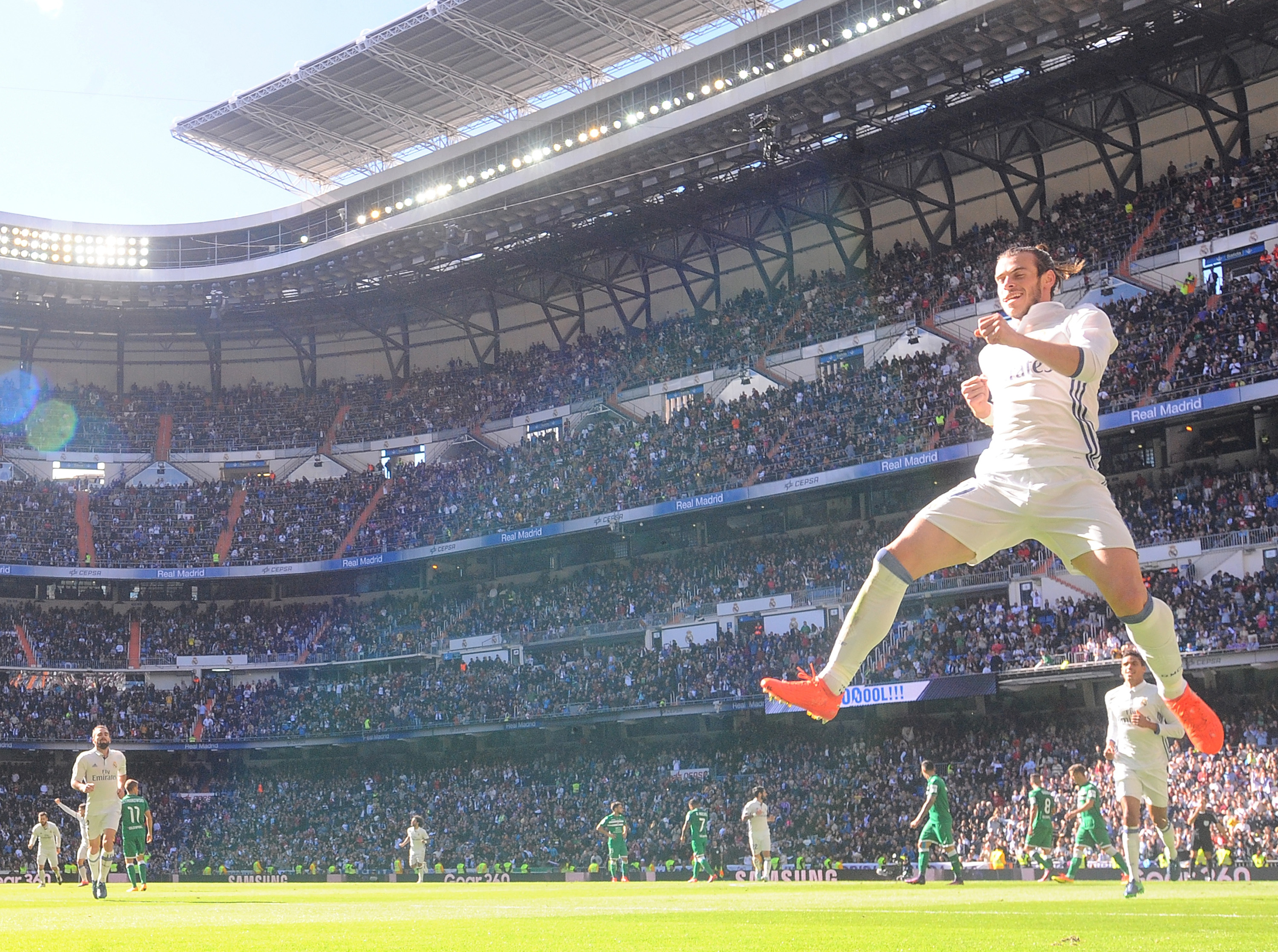 MADRID, SPAIN - NOVEMBER 06:  Gareth Bale of Real Madrid celebrates after scoring his 2nd goal during the Liga match between Real Madrid CF and Leganes on November 6, 2016 in Madrid, Spain.  (Photo by Denis Doyle/Getty Images)