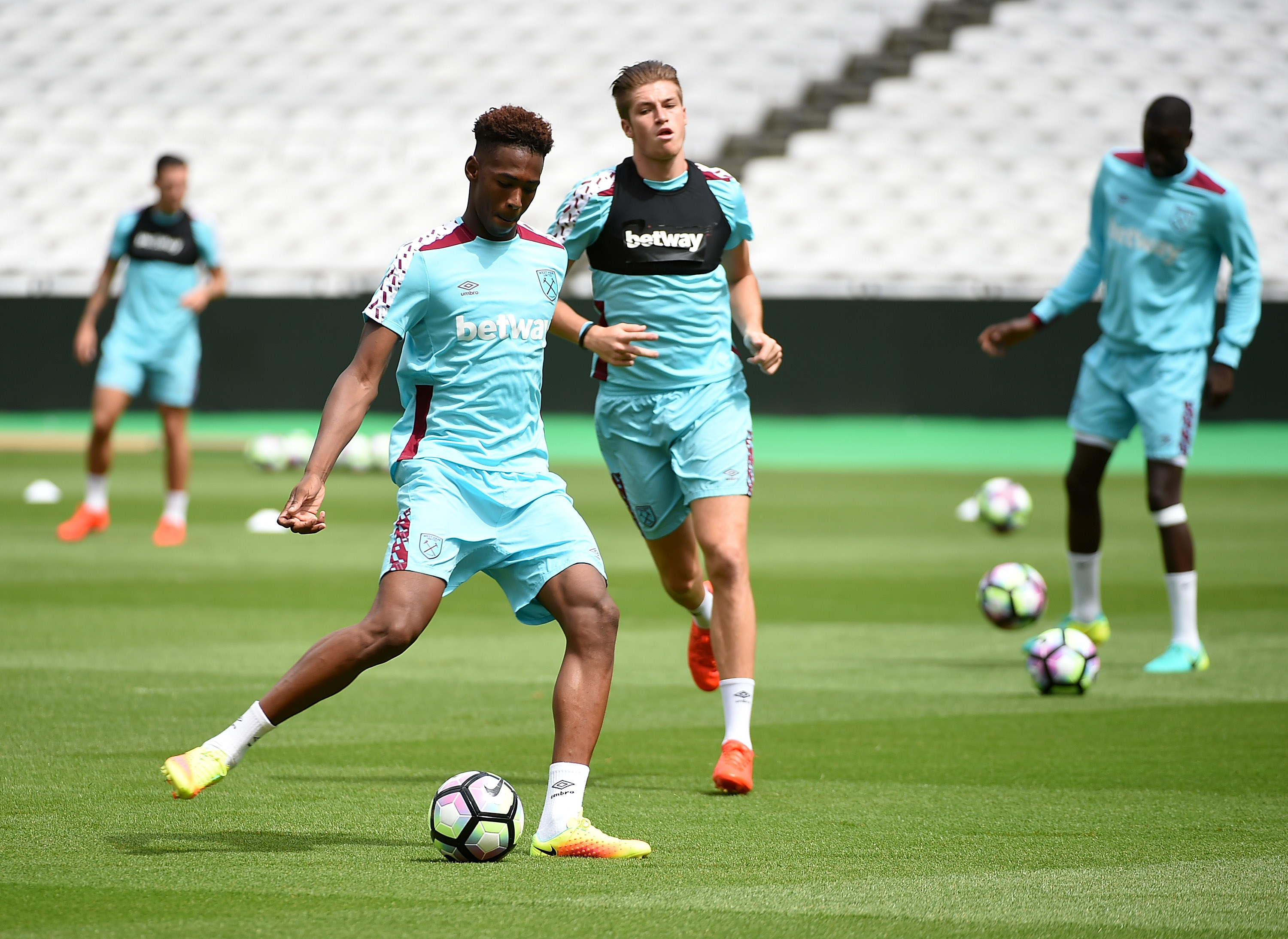 LONDON, ENGLAND - AUGUST 03:  Reece Oxford of West Ham United in action during the West Ham United training session at London Stadium in Queen Elizabeth Olympic Park on August 3, 2016 in London, England. (Photo by Tom Dulat/Getty Images).  (Photo by Tom Dulat/Getty Images)