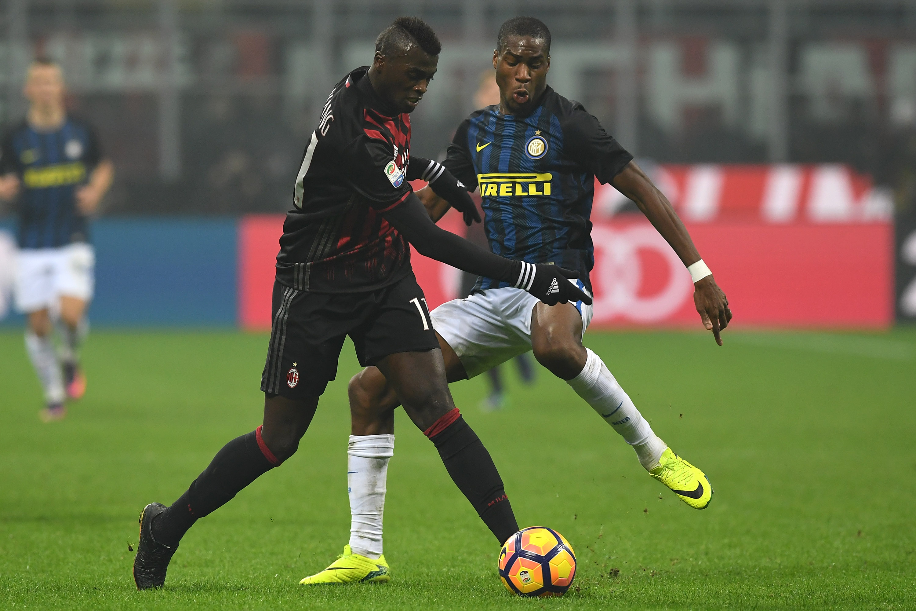 MILAN, ITALY - NOVEMBER 20:  Mbaye Niang (L) of AC Milan is challenged by Geoffrey Kondogbia of FC Internazionale during the Serie A match between AC Milan and FC Internazionale at Stadio Giuseppe Meazza on November 20, 2016 in Milan, Italy.  (Photo by Valerio Pennicino/Getty Images)