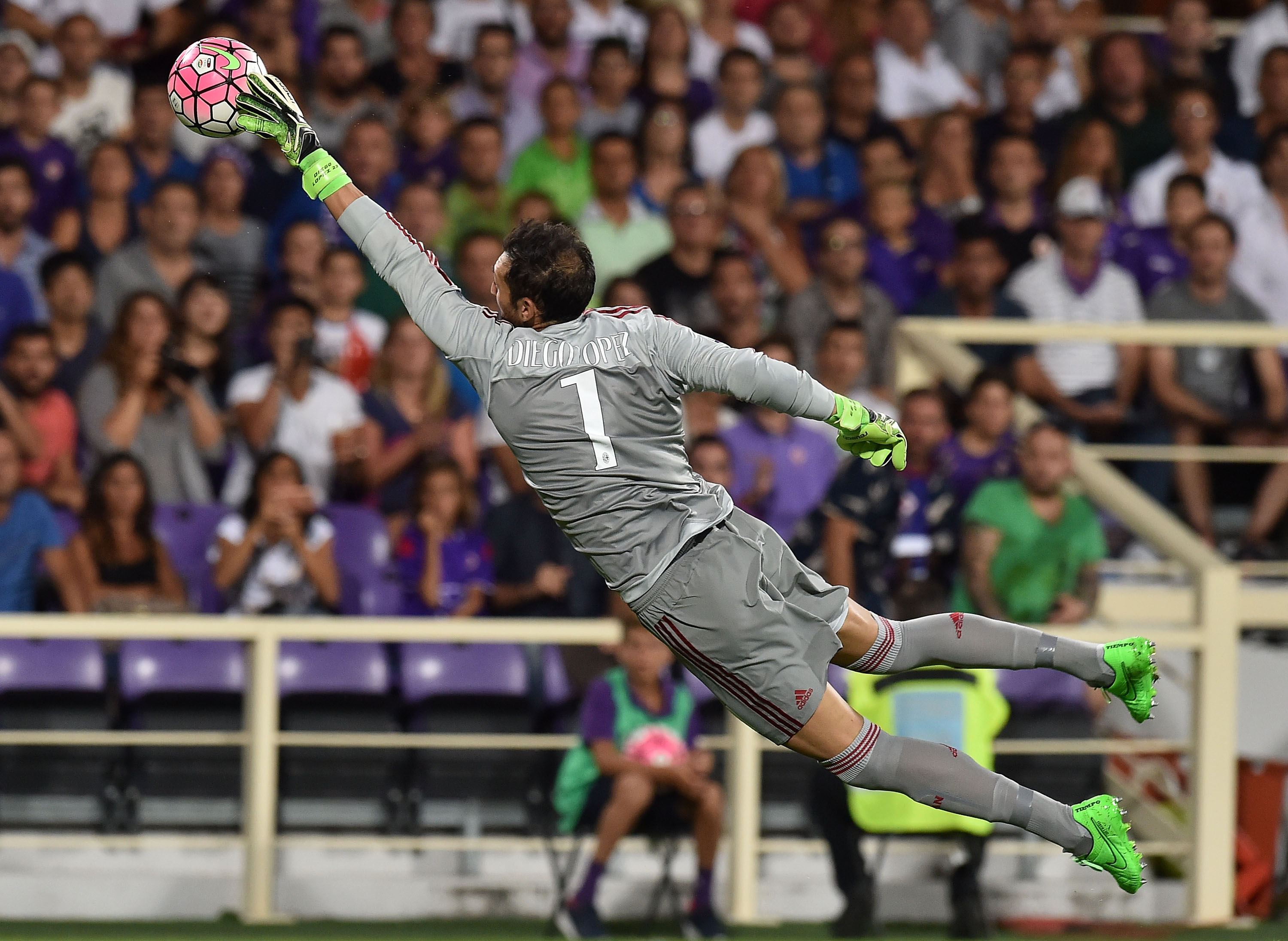 FLORENCE, ITALY - AUGUST 23:  Diego Lopez of Milan  in action during the Serie A match between ACF Fiorentina and AC Milan at Stadio Artemio Franchi on August 23, 2015 in Florence, Italy.  (Photo by Giuseppe Bellini/Getty Images)