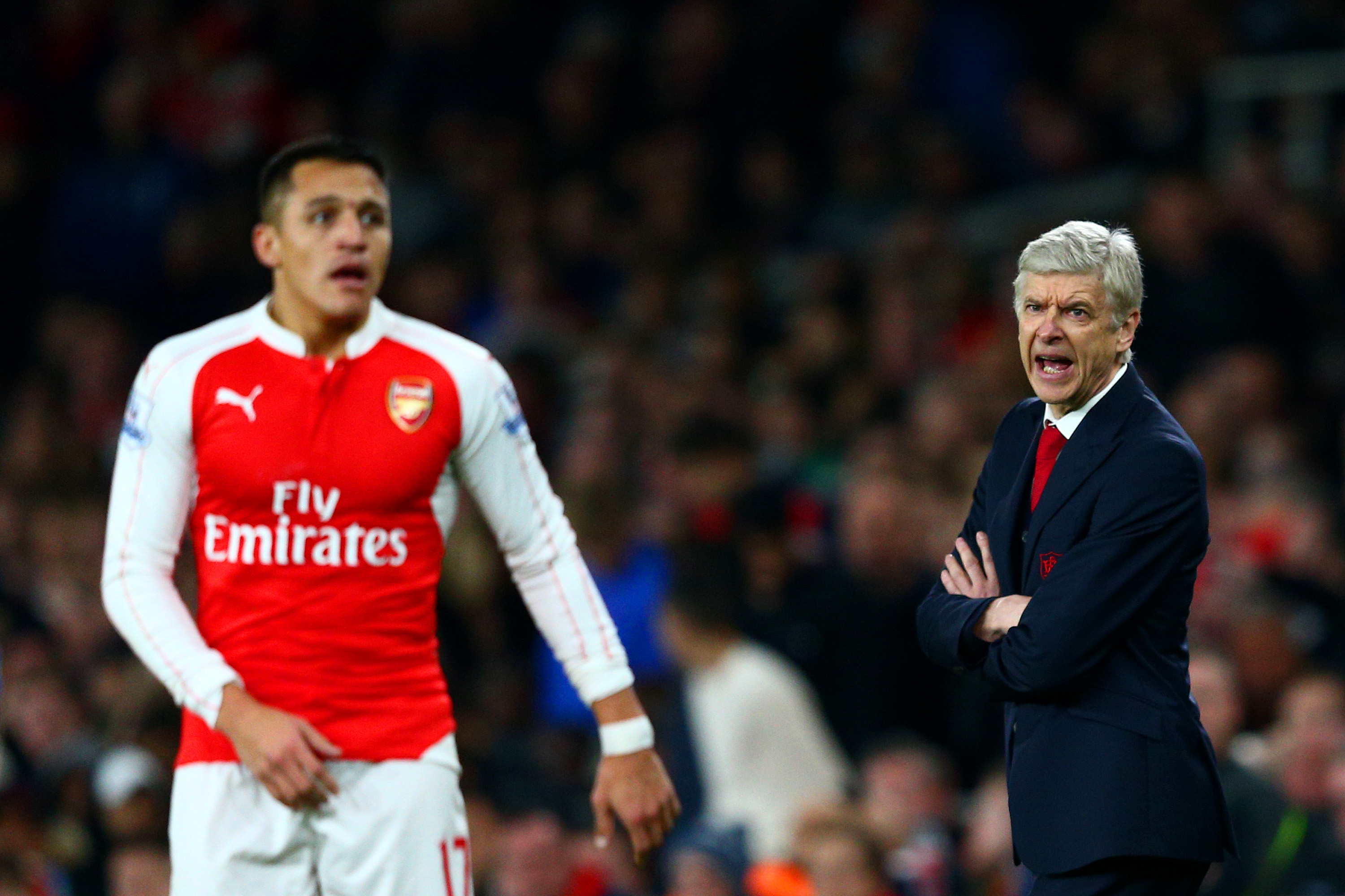 LONDON, ENGLAND - JANUARY 24:  Arsene Wenger, Manager of Arsenal shouts instructions to Alexis Sanchez of Arsenal during the Barclays Premier League match between Arsenal and Chelsea at Emirates Stadium on January 24, 2016 in London, England.  (Photo by Clive Mason/Getty Images)