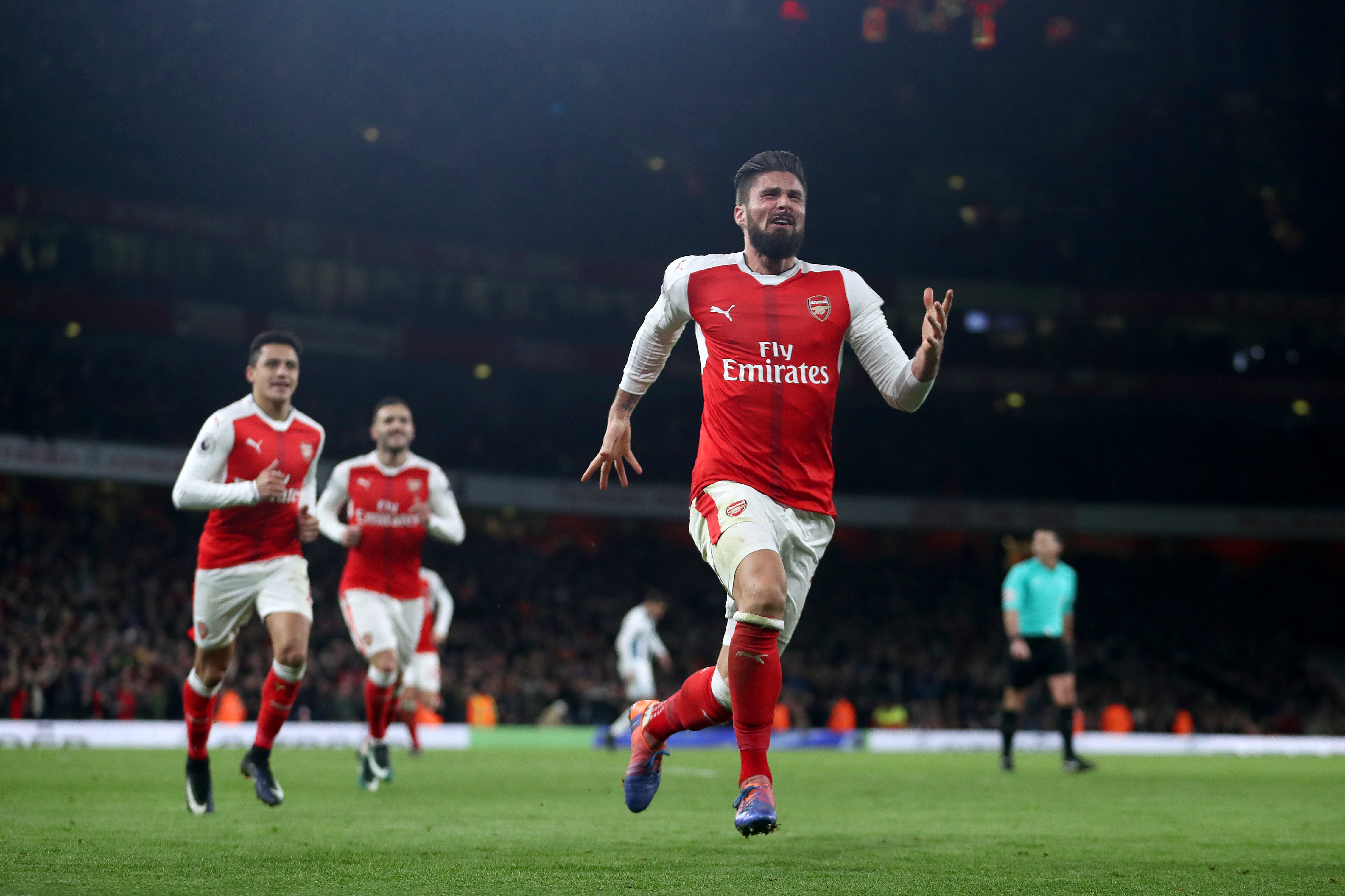 LONDON, ENGLAND - DECEMBER 26:  Olivier Giroud of Arsenal celebrates after scoring the opening goal during the Premier League match between Arsenal and West Bromwich Albion at Emirates Stadium on December 26, 2016 in London, England.  (Photo by Julian Finney/Getty Images)