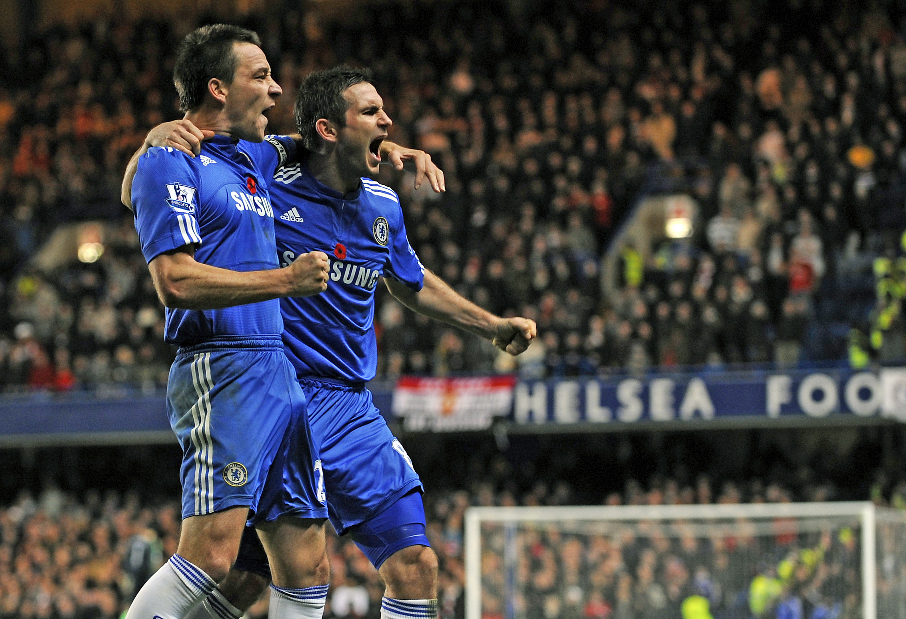 Chelsea captain John Terry (L) celebrates his goal with team-mate Frank Lampard (R) during the English Premier League footbal match between Chelsea and Manchester United at Stamford Bridge in London on November 8, 2009. AFP PHOTO / Adrian Dennis  FOR EDITORIAL USE ONLY Additional licence required for any commercial/promotional use or use on TV or internet (except identical online version of newspaper) of Premier League/Football League photos. Tel DataCo +44 207 2981656. Do not alter/modify photo. (Photo credit should read ADRIAN DENNIS/AFP/Getty Images)