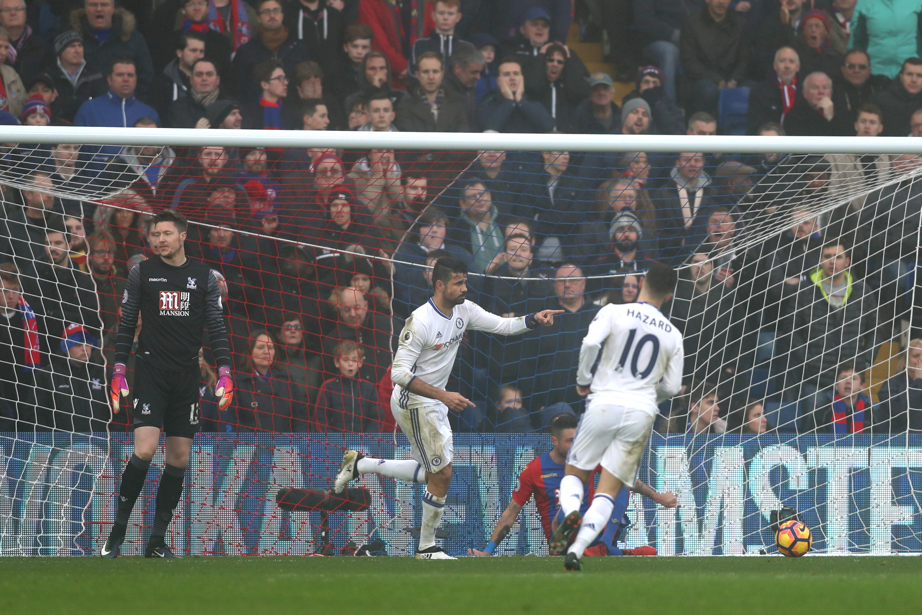 LONDON, ENGLAND - DECEMBER 17: Diego Costa of Chelsea (C) celebrates scoring his sides first goal during the Premier League match between Crystal Palace and Chelsea at Selhurst Park on December 17, 2016 in London, England.  (Photo by Clive Rose/Getty Images)