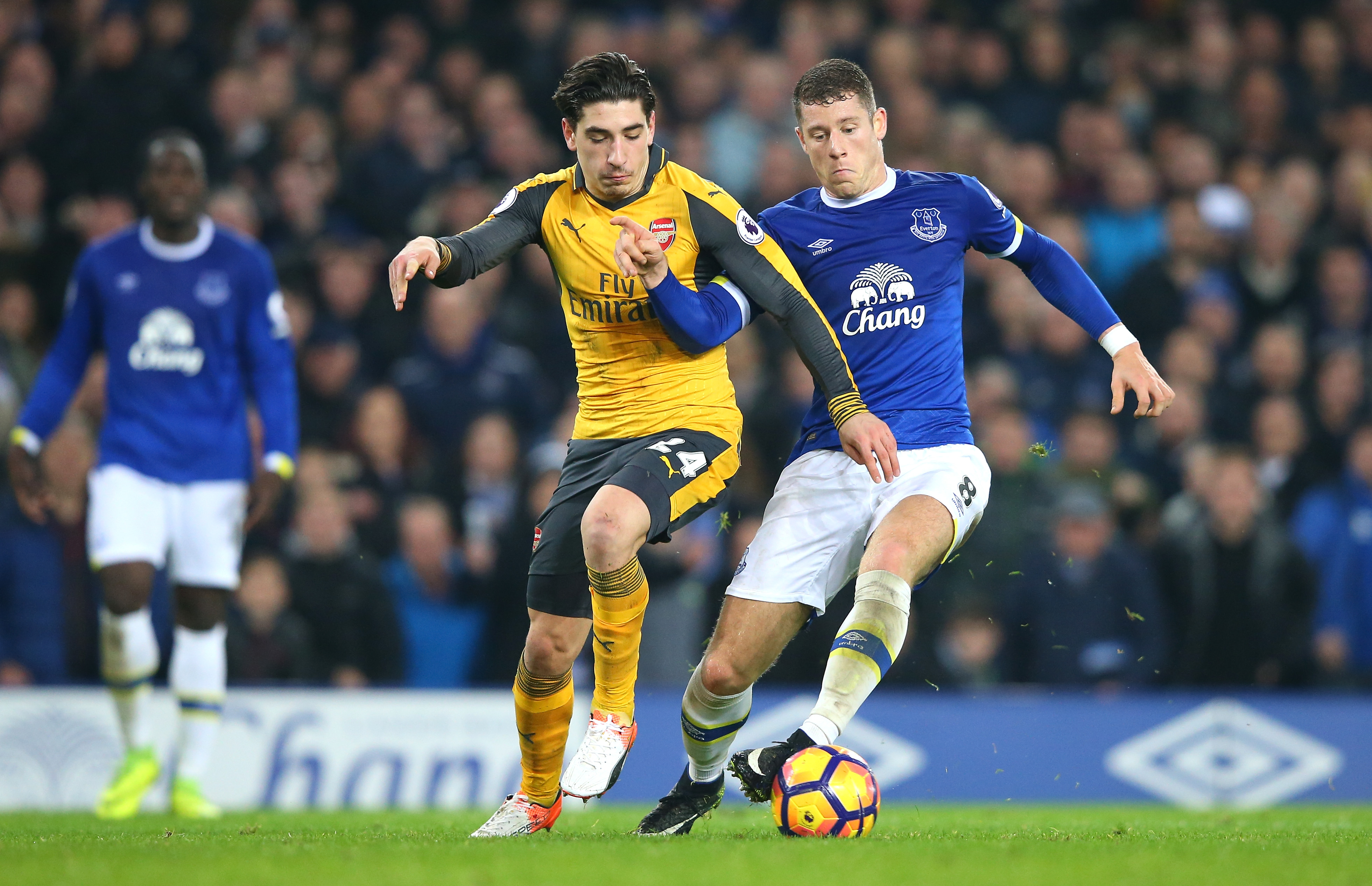 LIVERPOOL, ENGLAND - DECEMBER 13:  Ross Barkley of Everton is challenged by Hector Bellerin of Arsenal during the Premier League match between Everton and Arsenal at Goodison Park on December 13, 2016 in Liverpool, England.  (Photo by Alex Livesey/Getty Images)