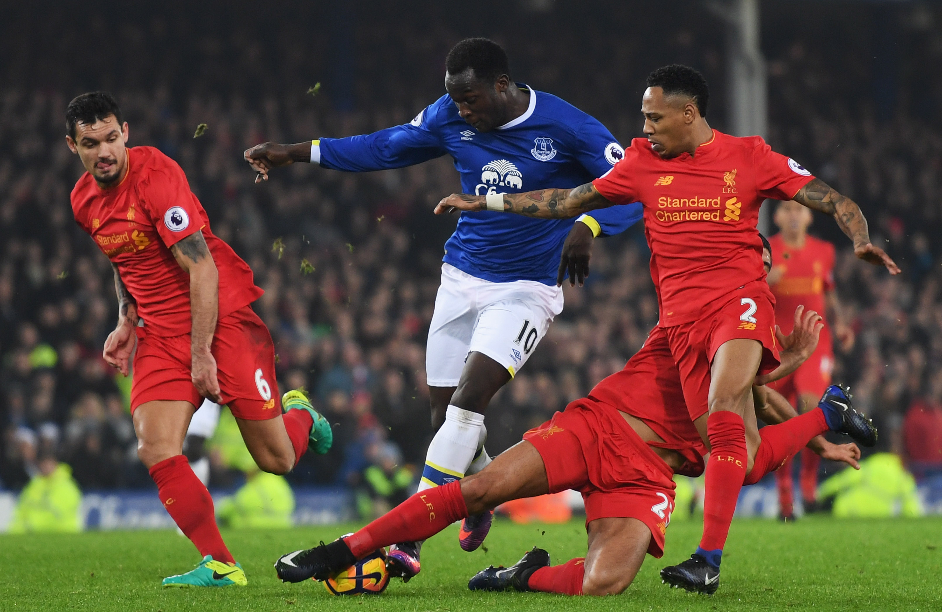 LIVERPOOL, ENGLAND - DECEMBER 19:  Romelu Lukaku of Everton takes on Dejan Lovren (L), Emre Can (2R) and Nathaniel Clyne of Liverpool (R) during the Premier League match between Everton and Liverpool at Goodison Park on December 19, 2016 in Liverpool, England.  (Photo by Michael Regan/Getty Images)