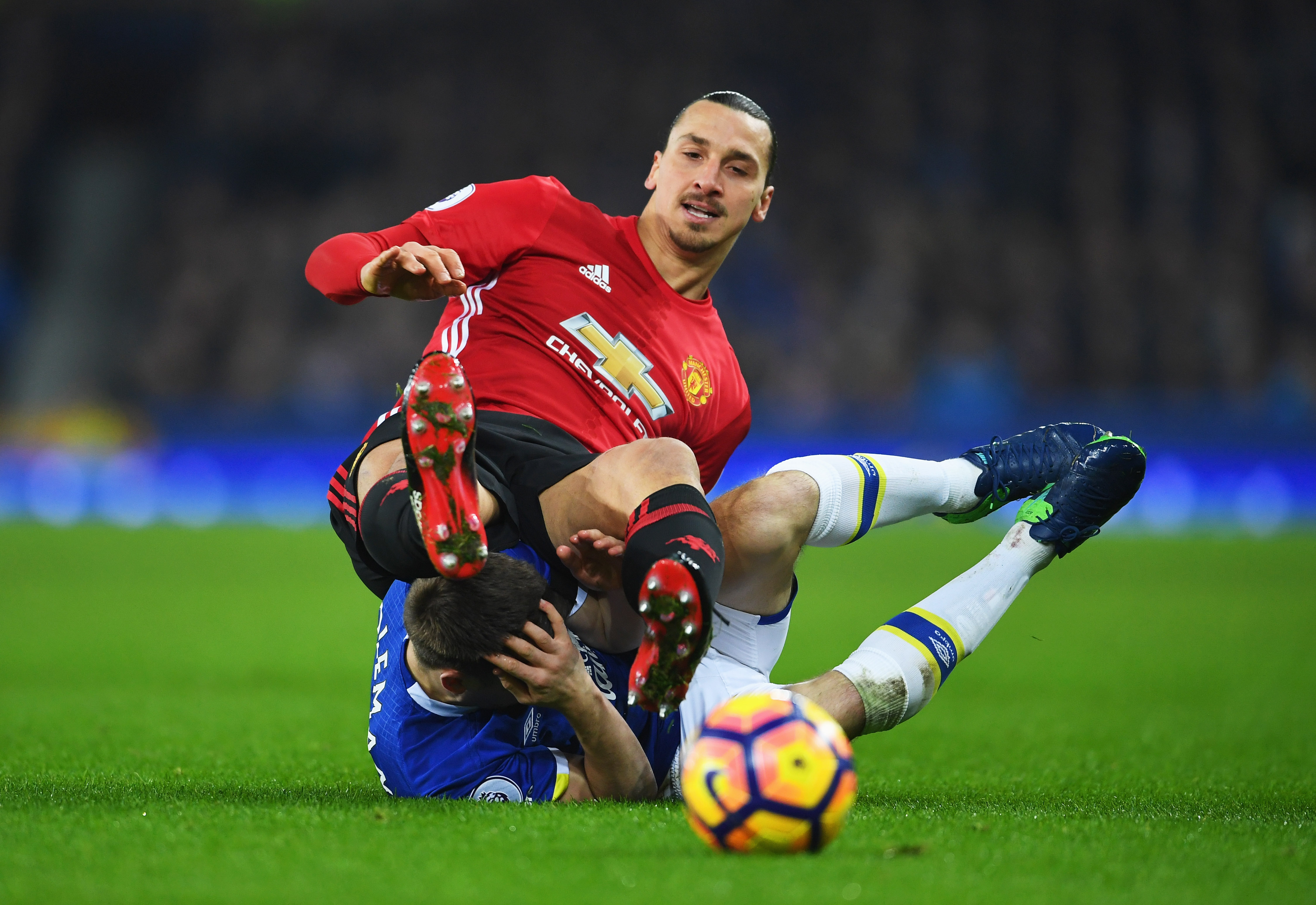 LIVERPOOL, ENGLAND - DECEMBER 04:  Zlatan Ibrahimovic of Manchester United tangles with Seamus Coleman of Everton as they battle for the ball during the Premier League match between Everton and Manchester United at Goodison Park on December 4, 2016 in Liverpool, England.  (Photo by Laurence Griffiths/Getty Images)