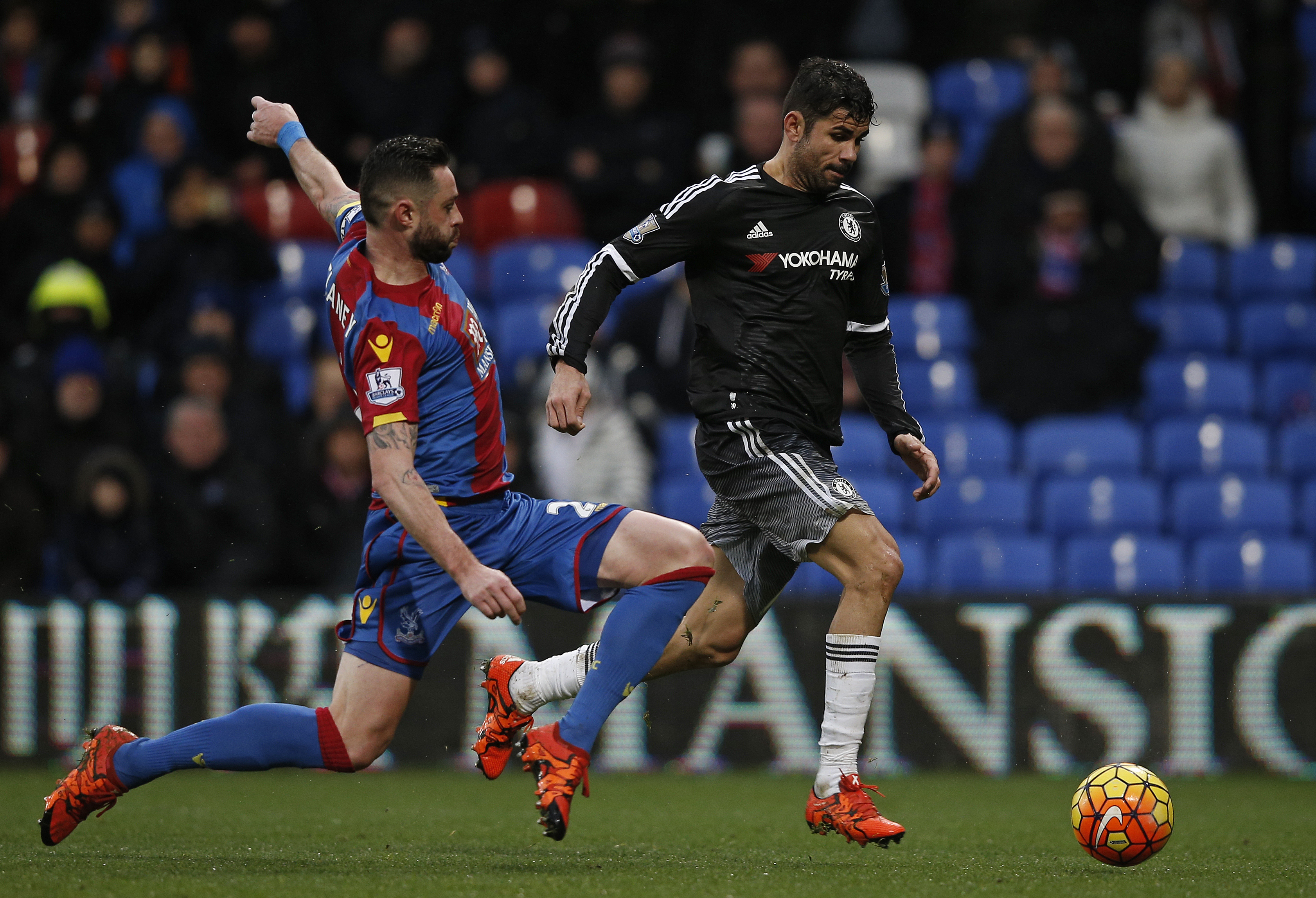 Crystal Palace's Irish defender Damien Delaney (L) jumps to clear the ball from the path of Chelsea's Brazilian-born Spanish striker Diego Costa as he makes a run on goal during the English Premier League football match between Crystal Palace and Chelsea at Selhurst Park in south London on January 3, 2016. AFP PHOTO / ADRIAN DENNIS

RESTRICTED TO EDITORIAL USE. NO USE WITH UNAUTHORIZED AUDIO, VIDEO, DATA, FIXTURE LISTS, CLUB/LEAGUE LOGOS OR 'LIVE' SERVICES. ONLINE IN-MATCH USE LIMITED TO 75 IMAGES, NO VIDEO EMULATION. NO USE IN BETTING, GAMES OR SINGLE CLUB/LEAGUE/PLAYER PUBLICATIONS. / AFP / ADRIAN DENNIS        (Photo credit should read ADRIAN DENNIS/AFP/Getty Images)