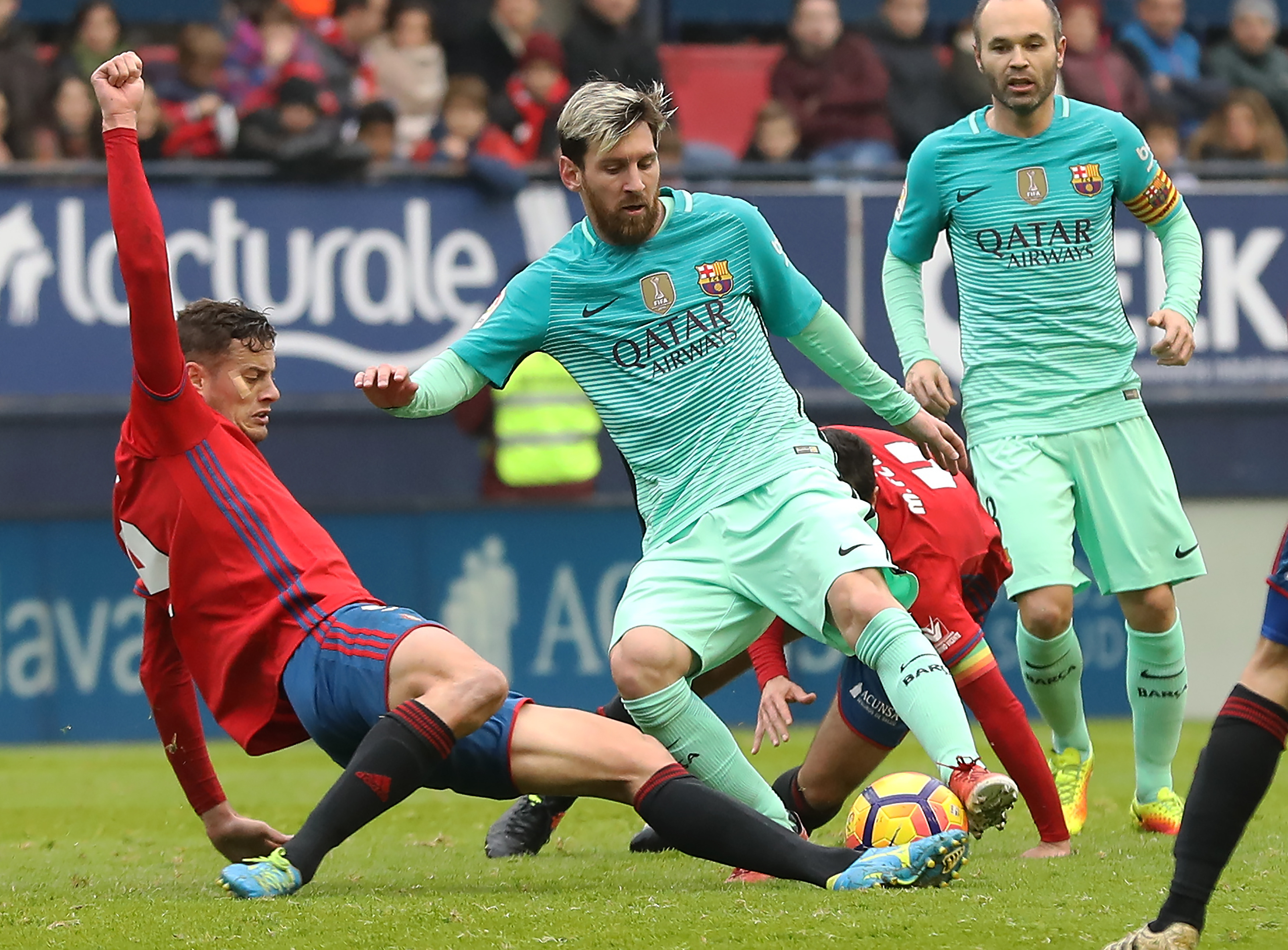 Osasuna's forward Oriol Riera (L) vies with Barcelona's Argentinian forward Lionel Messi during the Spanish league football match CA Osasuna vs FC Barcelona at the Reyno de Navarra (El Sadar) stadium in Pamplona on December 10, 2016. / AFP / CESAR MANSO        (Photo credit should read CESAR MANSO/AFP/Getty Images)