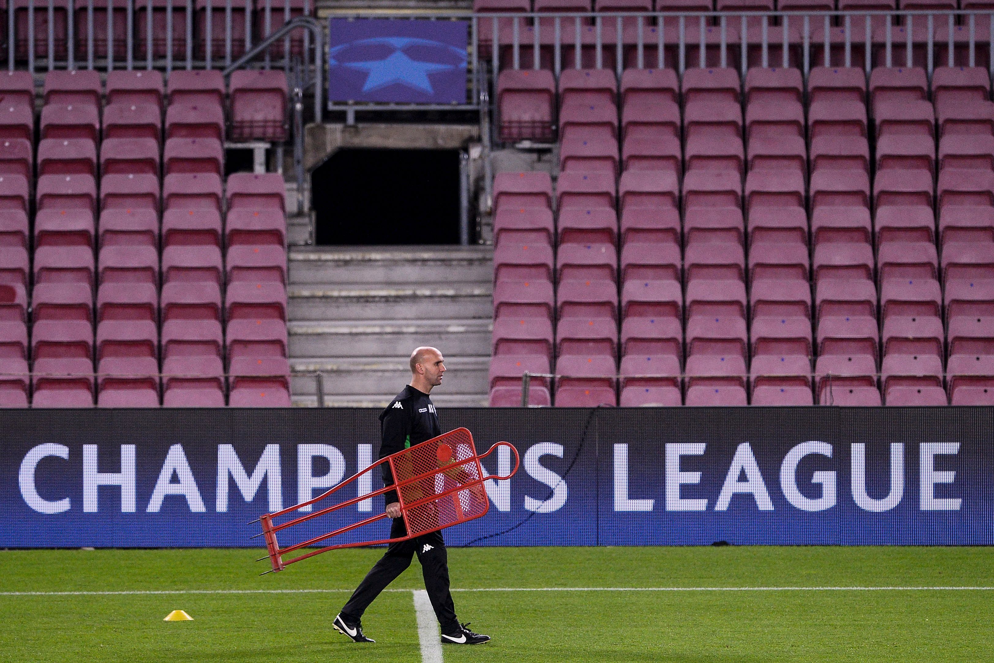 Moenchengladbach's coach Andre Schubert takes part in a training session at the Camp Nou stadium in Barcelona on December 5, 2016, on the eve of the UEFA Champions League football match FC Barcelona vs Borussia Monchengladbach.   / AFP / JOSEP LAGO        (Photo credit should read JOSEP LAGO/AFP/Getty Images)