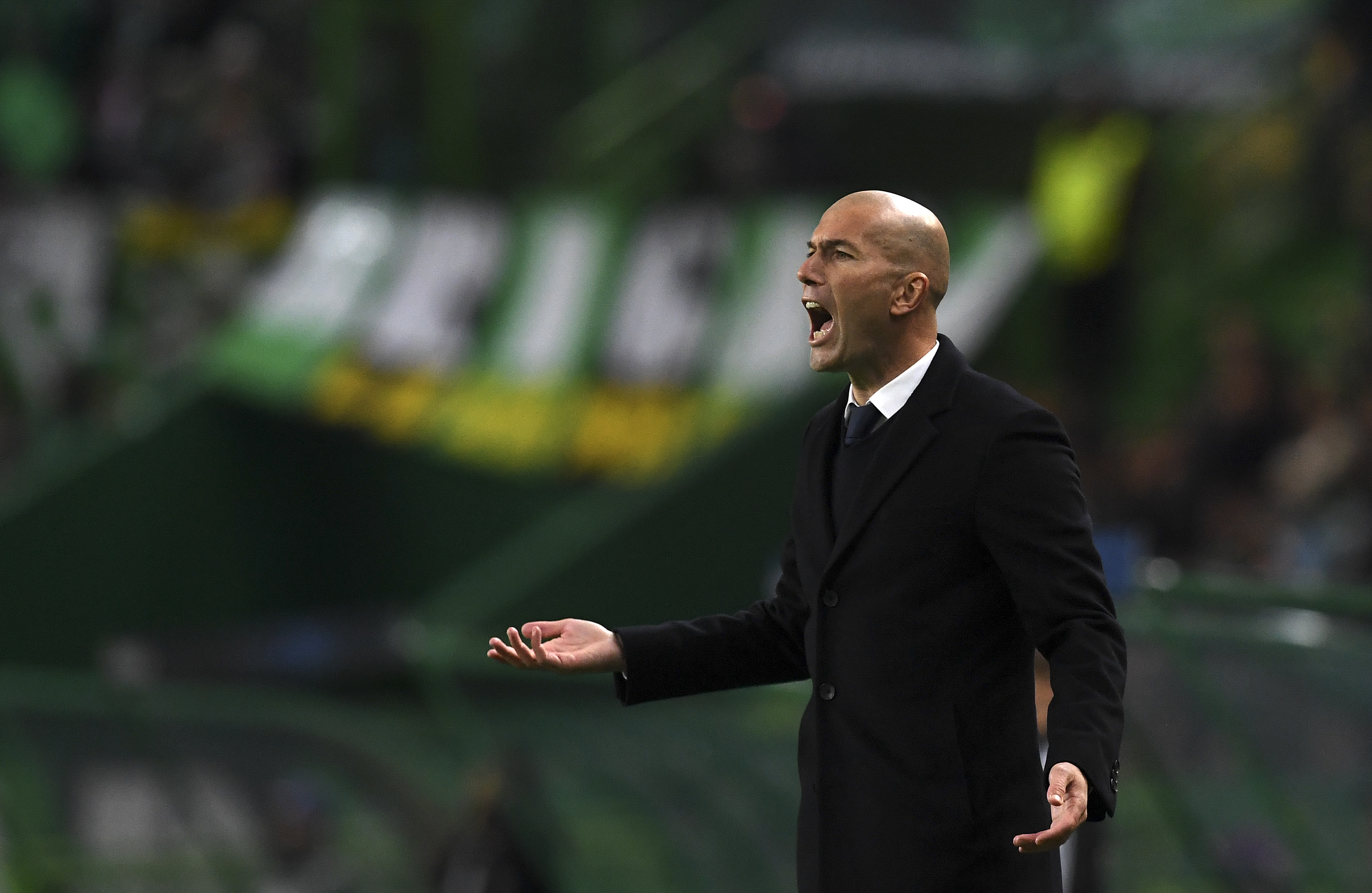 Real Madrid's French coach Zinedine Zidane shouts intructions from the sideline during the UEFA Champions League football match Sporting CP vs Real Madrid CF at the Jose Alvalade stadium in Lisbon on November 22, 2016. / AFP / FRANCISCO LEONG        (Photo credit should read FRANCISCO LEONG/AFP/Getty Images)