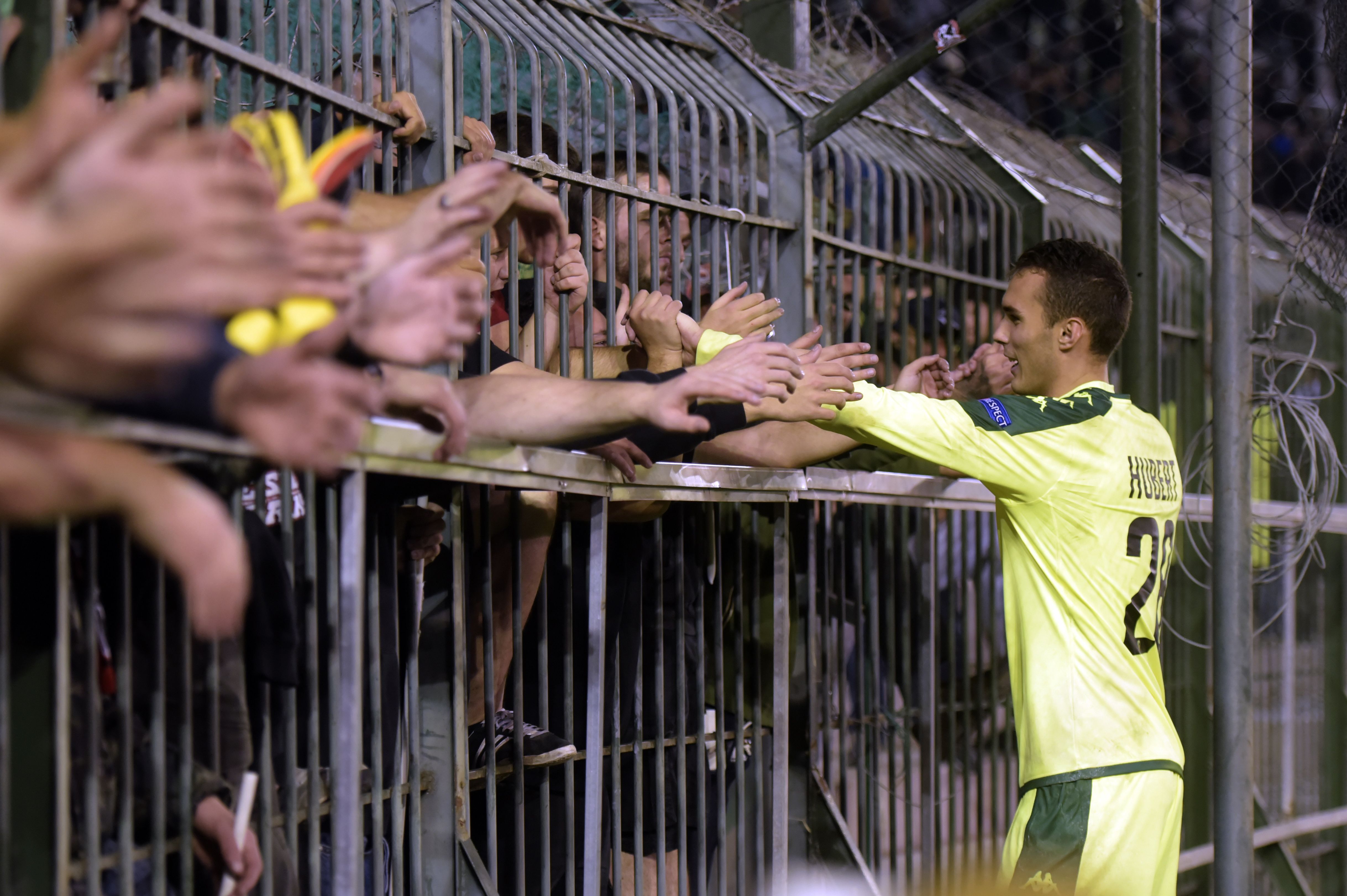 Standard Liege's goalkeeper Guillaume Hubert celebrates with supporters after the UEFA Europa League Group G football match between Panathinaikos and Standard Liege at the Apostolos Nikolaidis stadium in Athens on November 3, 2016.  / AFP / ARIS MESSINIS        (Photo credit should read ARIS MESSINIS/AFP/Getty Images)