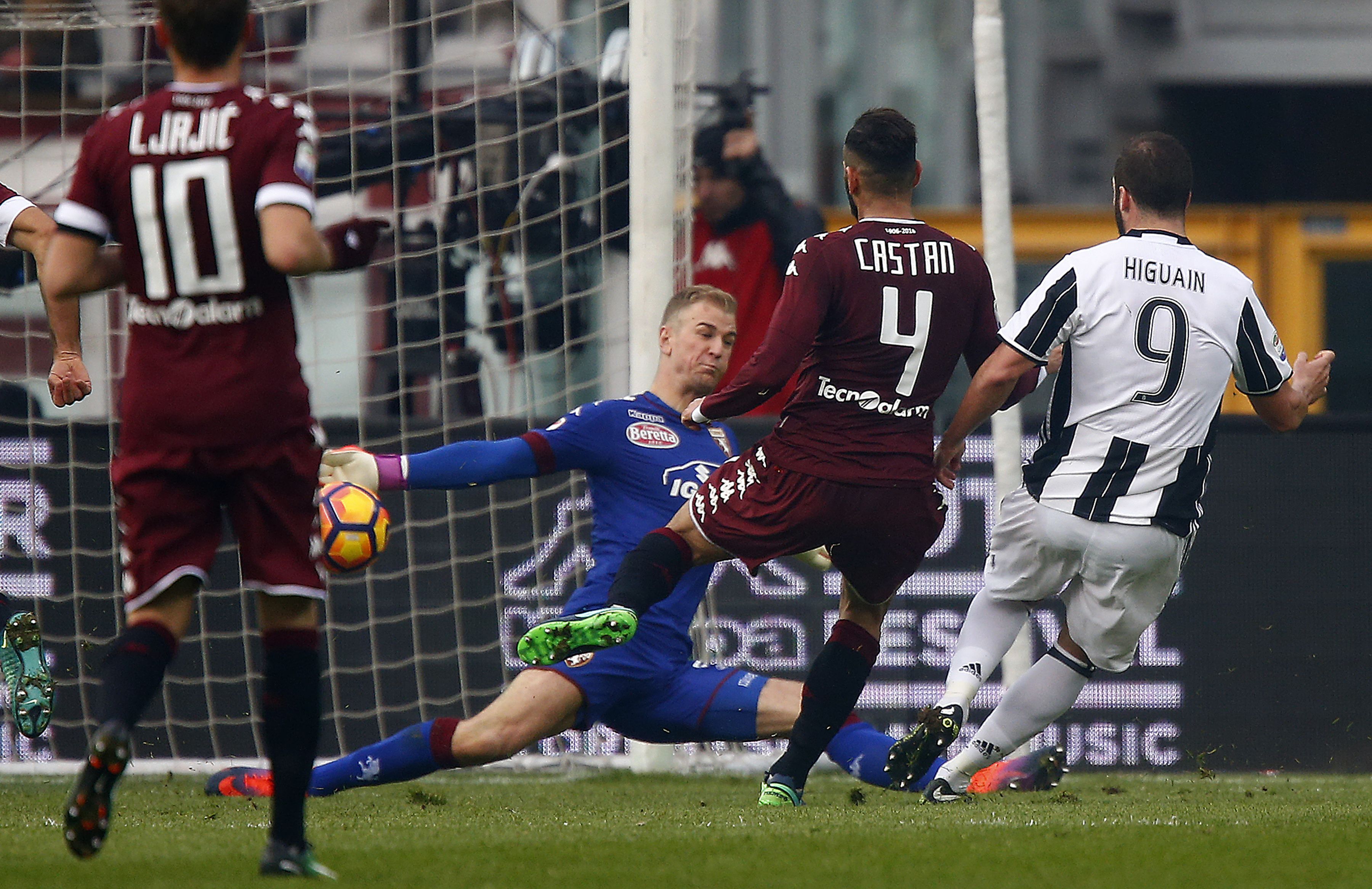 Juventus' forward Gonzalo Higuain from Argentina  (R) scores past Torino's English goalkeepter Joe Hart (2L) during the Italian Serie A football match between Torino and Juventus at the Grande Torino Stadium in Turin on December 11, 2016. / AFP / MARCO BERTORELLO        (Photo credit should read MARCO BERTORELLO/AFP/Getty Images)
