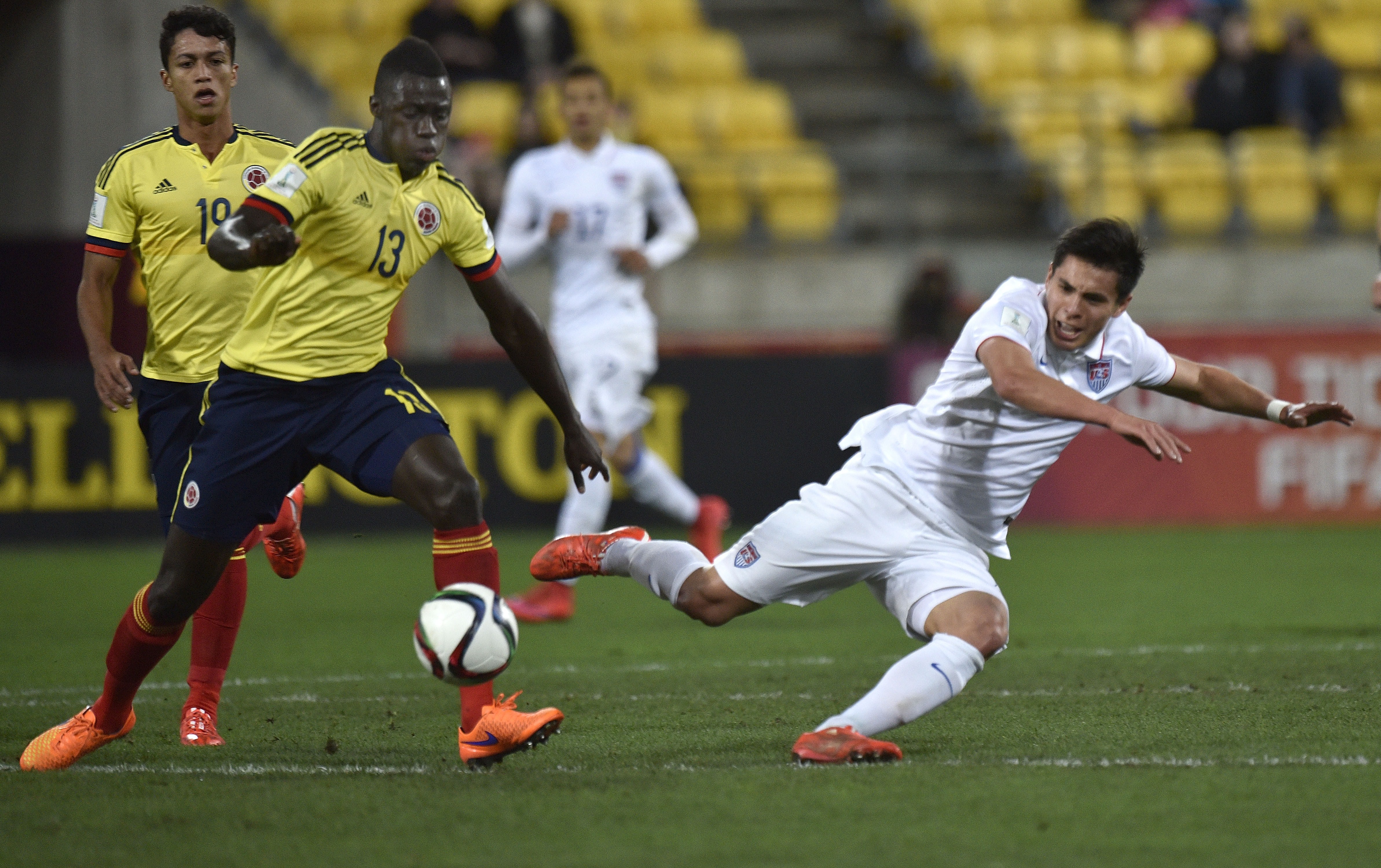 Davinson Sanchez (L) of Colombia fights for the ball with Rubio Rubin of the US during their FIFA Under-20 World Cup round of 16 football match at Wellington Regional Stadium in Wellington on June 10, 2015. AFP PHOTO / MARTY MELVILLE        (Photo credit should read Marty Melville/AFP/Getty Images)